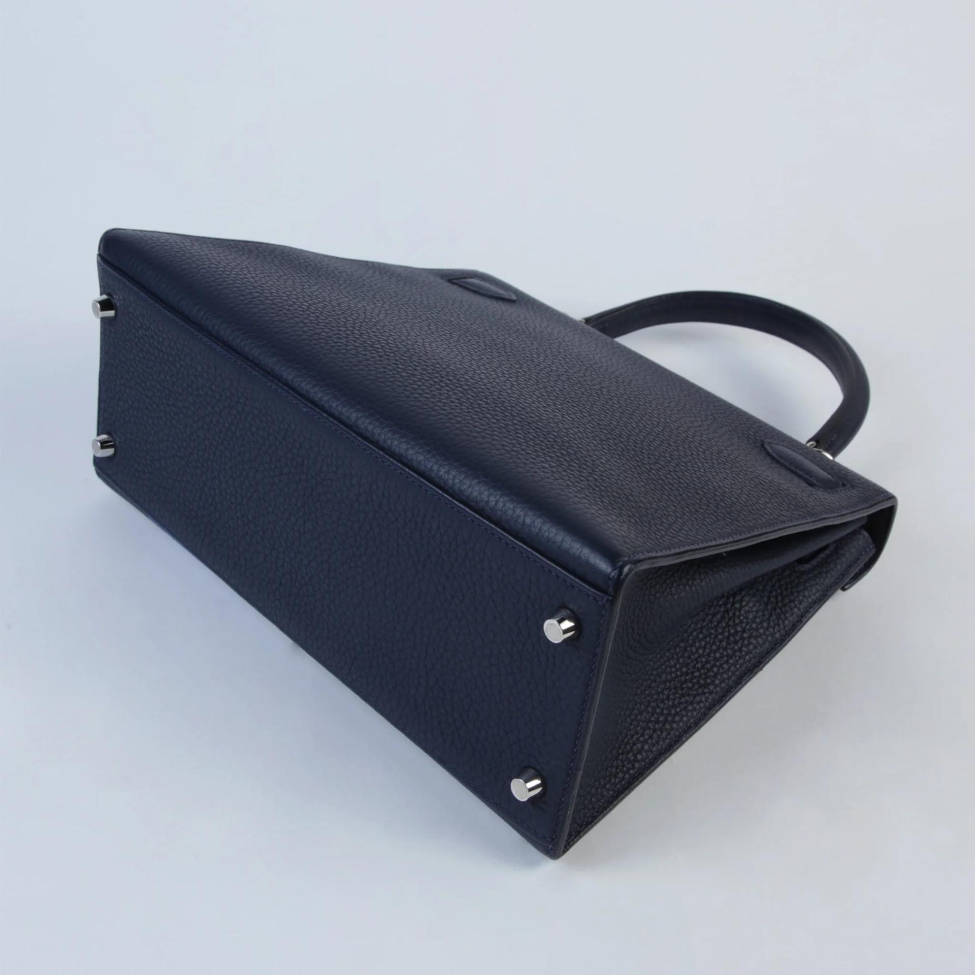 Very Good ( Rank A) HERMÈS Limited Edition Kelly 28 Sellier Letter R Bleu Nuit (2Z) Bleu Brighton (7E) Terre Battue (R1) Clemence Palladium hardware C (2018) - 7