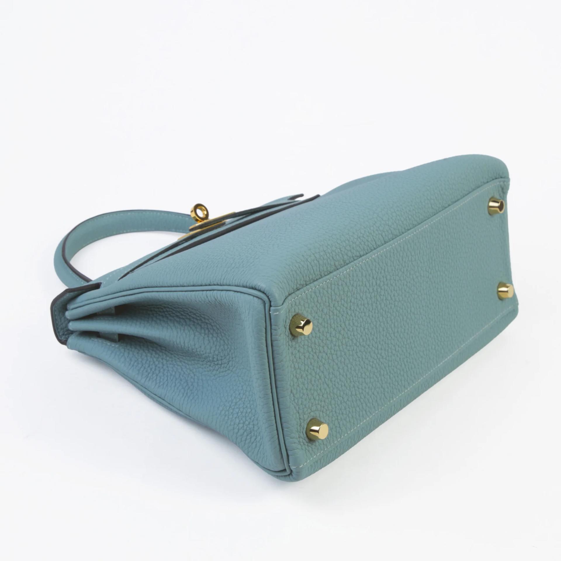 Very Good ( Rank A) HERMÈS Kelly 25 Ciel (7G) Togo Gold hardware Z (2021) - 4