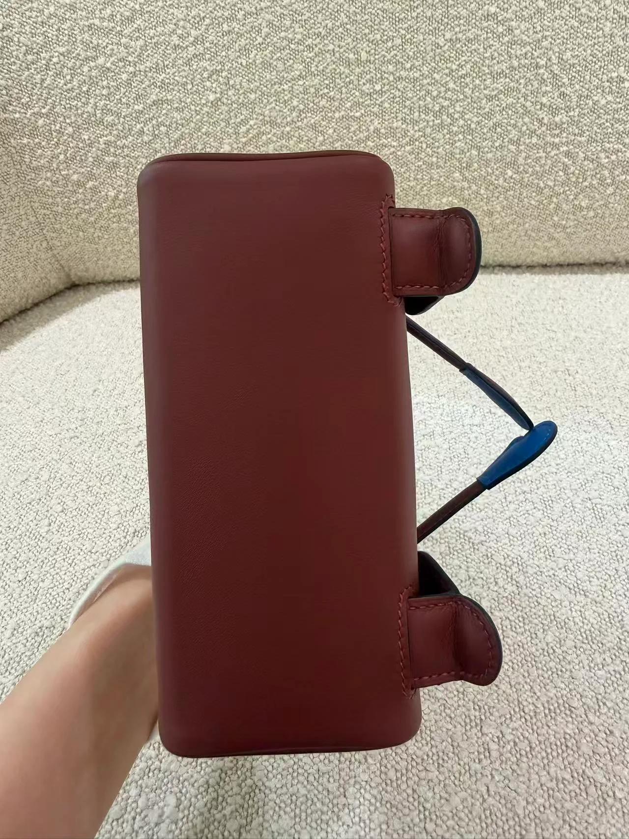 全新 HERMÈS 爱马仕 限量收藏款 Kelly Doll 55 爱马仕红 Rouge H T7 水妖蓝 Bleu Hydra Swift牛皮 银扣 G刻 2026年 - 9