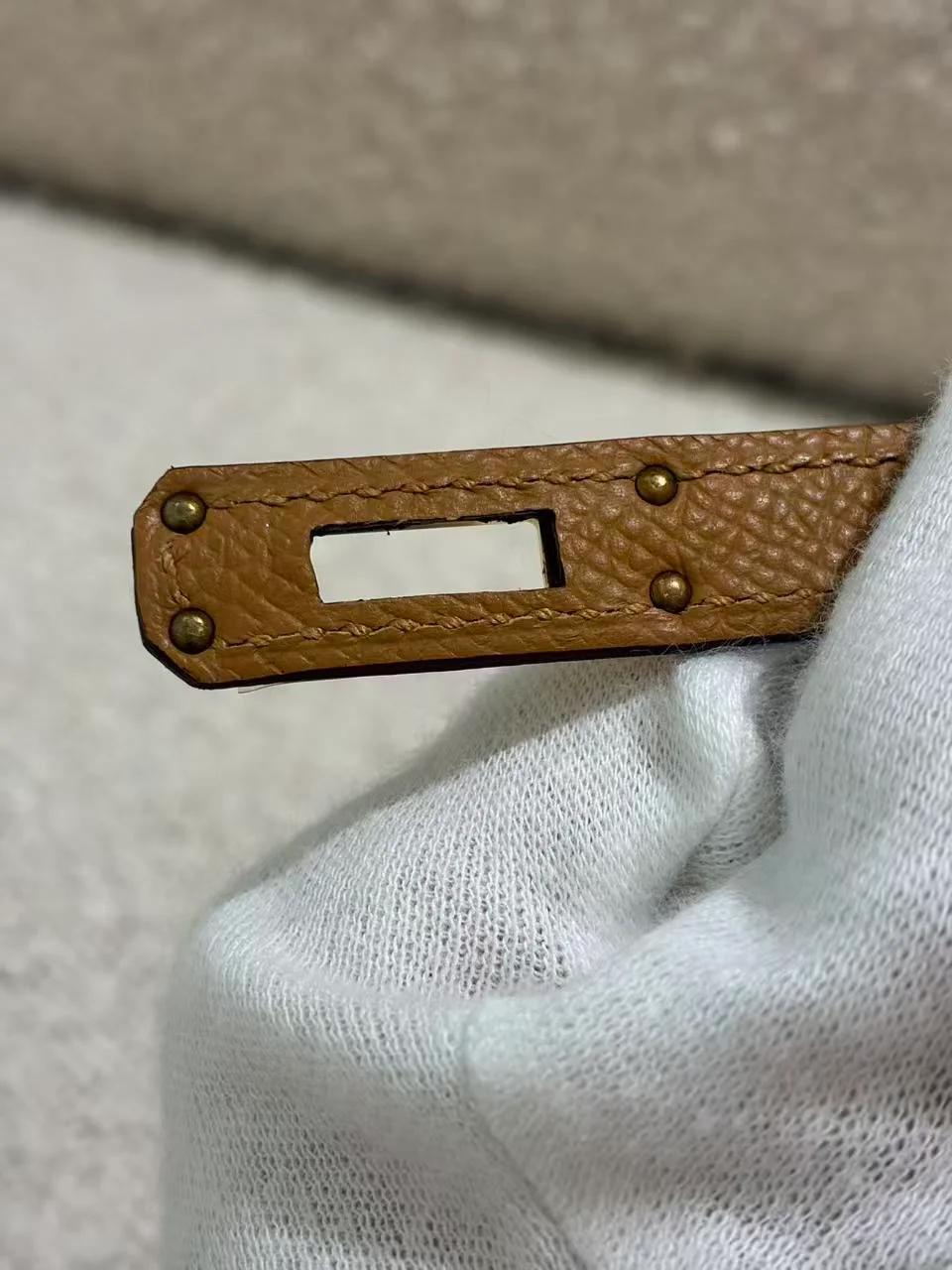 Excellent ( Rank SA ) HERMÈS Kelly 25 Sellier Sesame (2S) Epsom Gold hardware B (2023) - 23