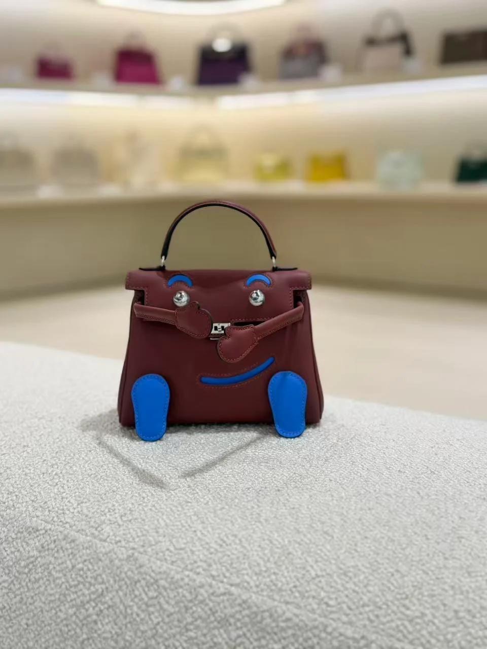 全新 HERMÈS 爱马仕 限量收藏款 Kelly Doll 55 爱马仕红 Rouge H T7 水妖蓝 Bleu Hydra Swift牛皮 银扣 G刻 2026年 - 4