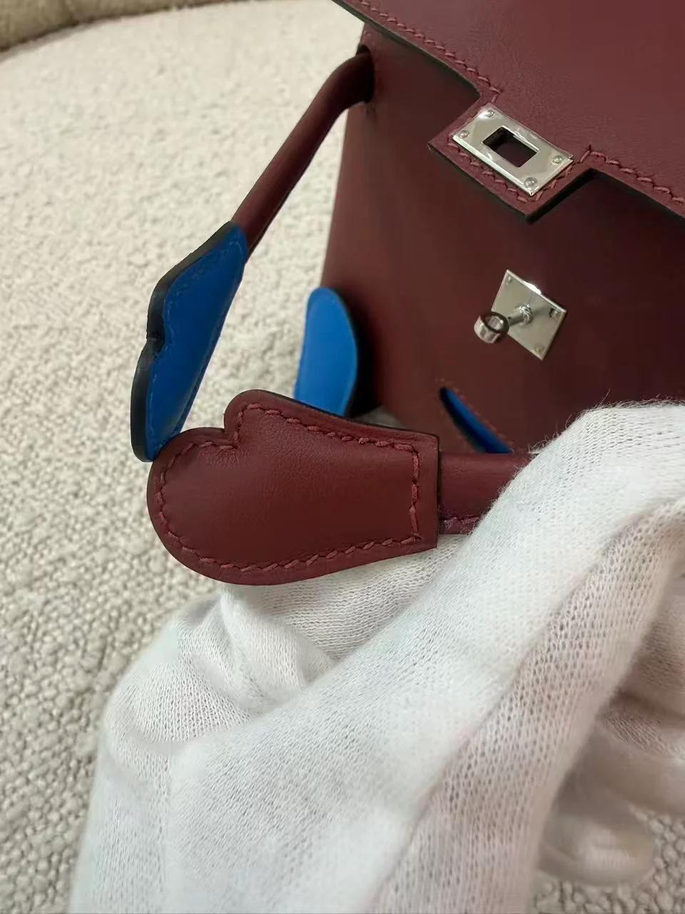 全新 HERMÈS 爱马仕 限量收藏款 Kelly Doll 55 爱马仕红 Rouge H T7 水妖蓝 Bleu Hydra Swift牛皮 银扣 G刻 2026年 - 17