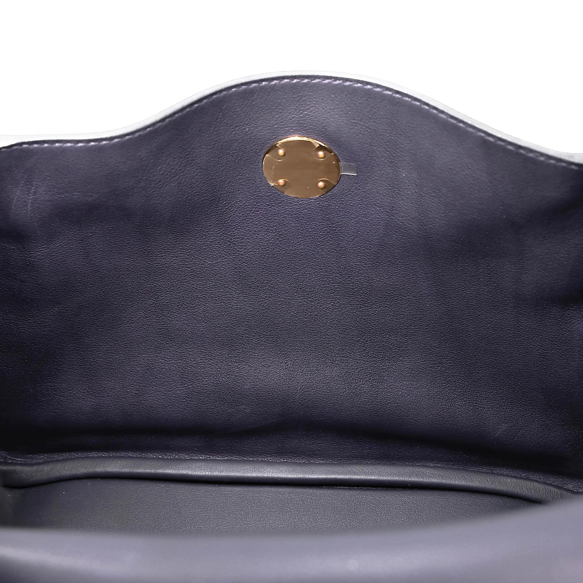 Very Good ( Rank A) HERMÈS Lindy 26 Touch Bleu Nuit (2Z) Matte Niloticus Crocodile Volupto calfskin Gold hardware Y (2020) - 43