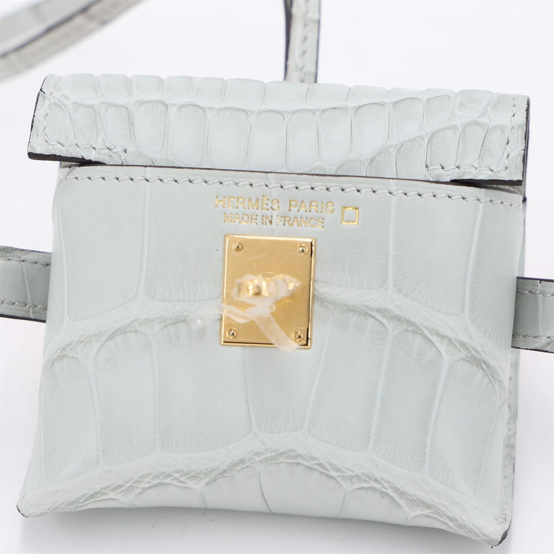 Brand New ( Rank N ) HERMÈS Charm Kelly Festival Gris Neve (0W) Matte Alligator Gold hardware K (2025) - 7