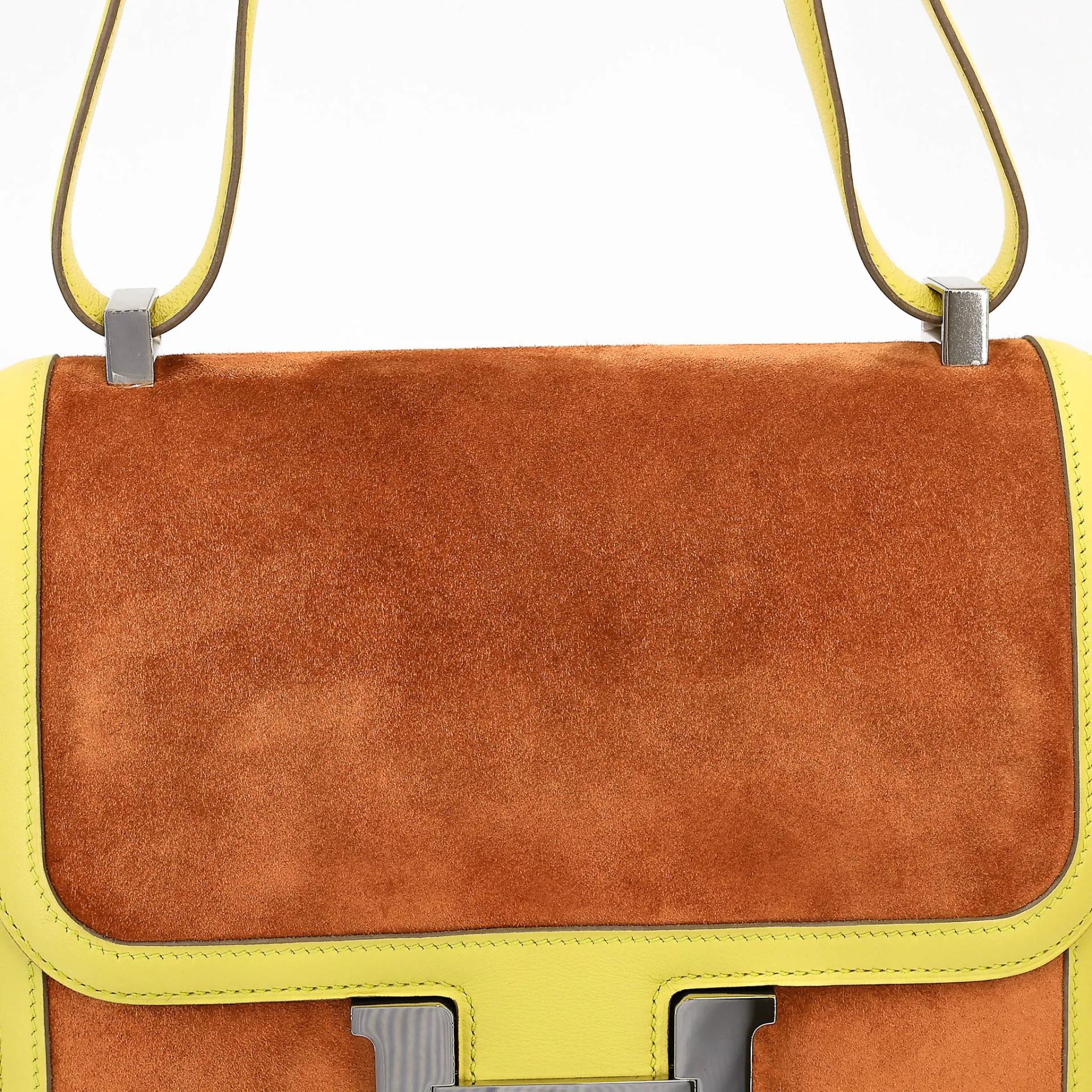 Excellent ( Rank SA ) HERMÈS Constance 24 Soufre (C9) Potiron (5F) Doblis Suede Swift Palladium hardware Square R (2014) - 10