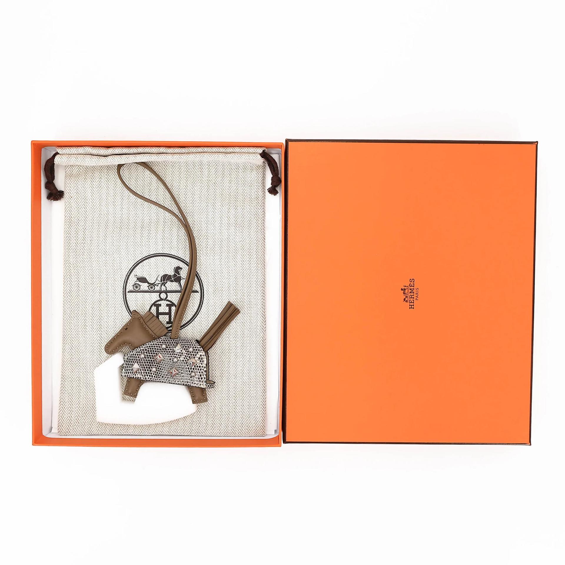 全新 HERMÈS 愛馬仕 Rodeo PM 小馬 Rock 18 大象灰 Etoupe 1B 原色蜥蜴 Ombre Agneau Milo 米洛羊羔皮 蜥蜴皮 K刻 2025年 - 3