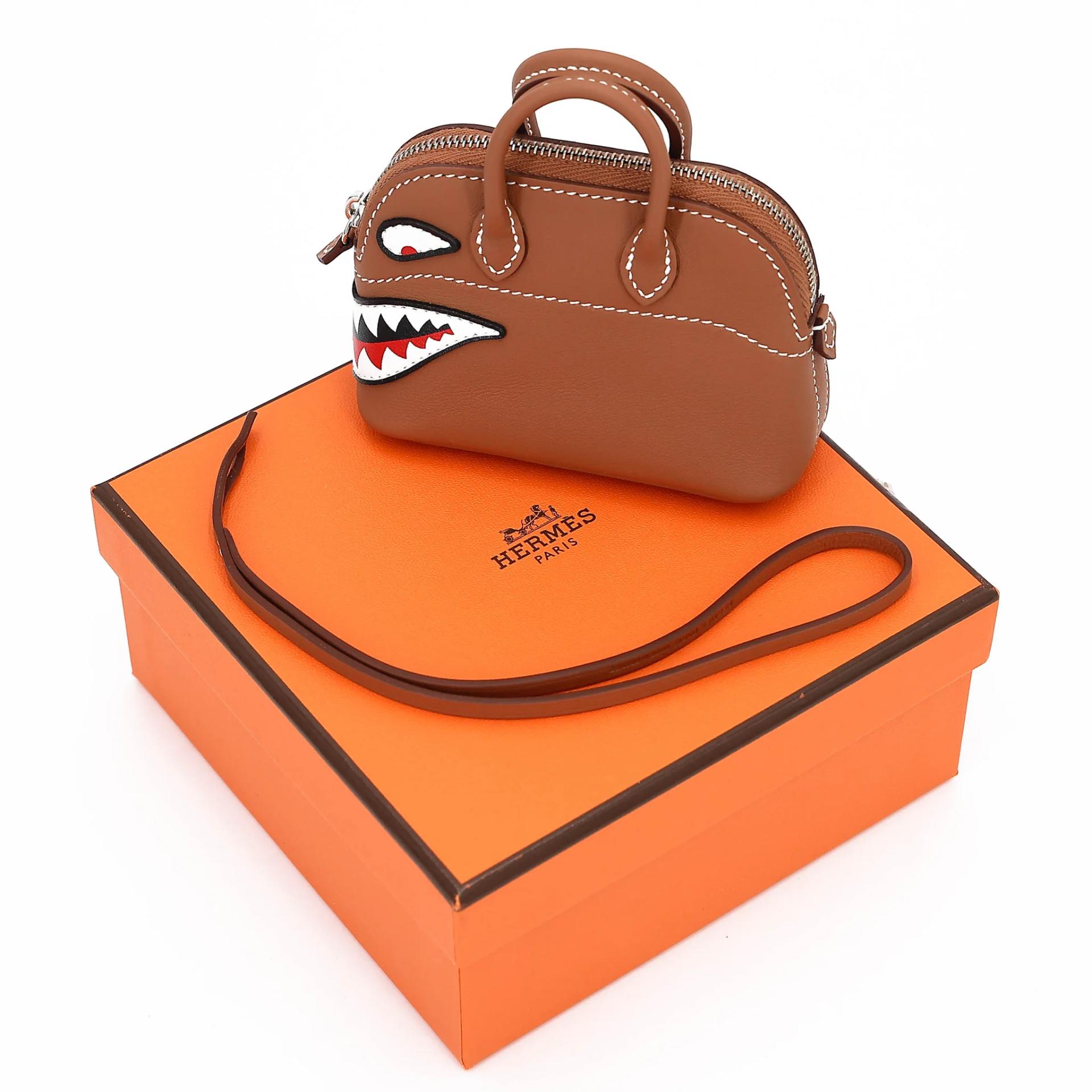 全新 HERMÈS 愛馬仕 Shark Bolide 掛件 37 金棕色 Gold Swift皮 銀扣 G刻 2026年 - 3