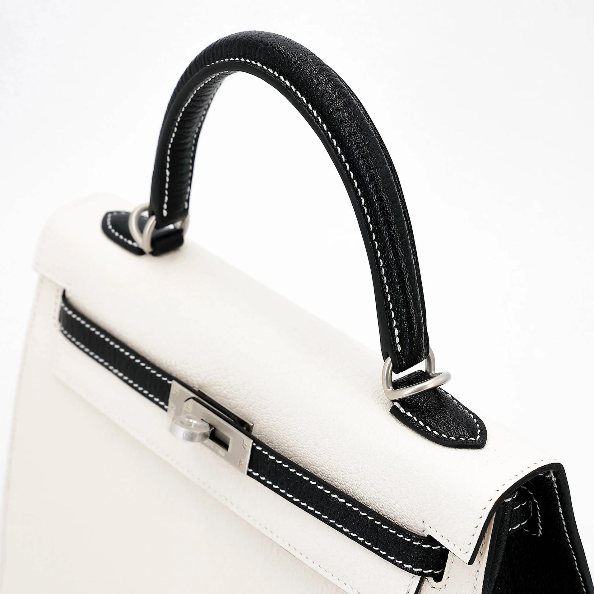 全新 HERMÈS 愛馬仕 馬蹄印定制 Kelly 25 外縫 HSS 89 黑色 Noir (Black) I2 奶油白 Nata Chevre山羊皮 拉絲銀扣 G刻 2026年 - 3