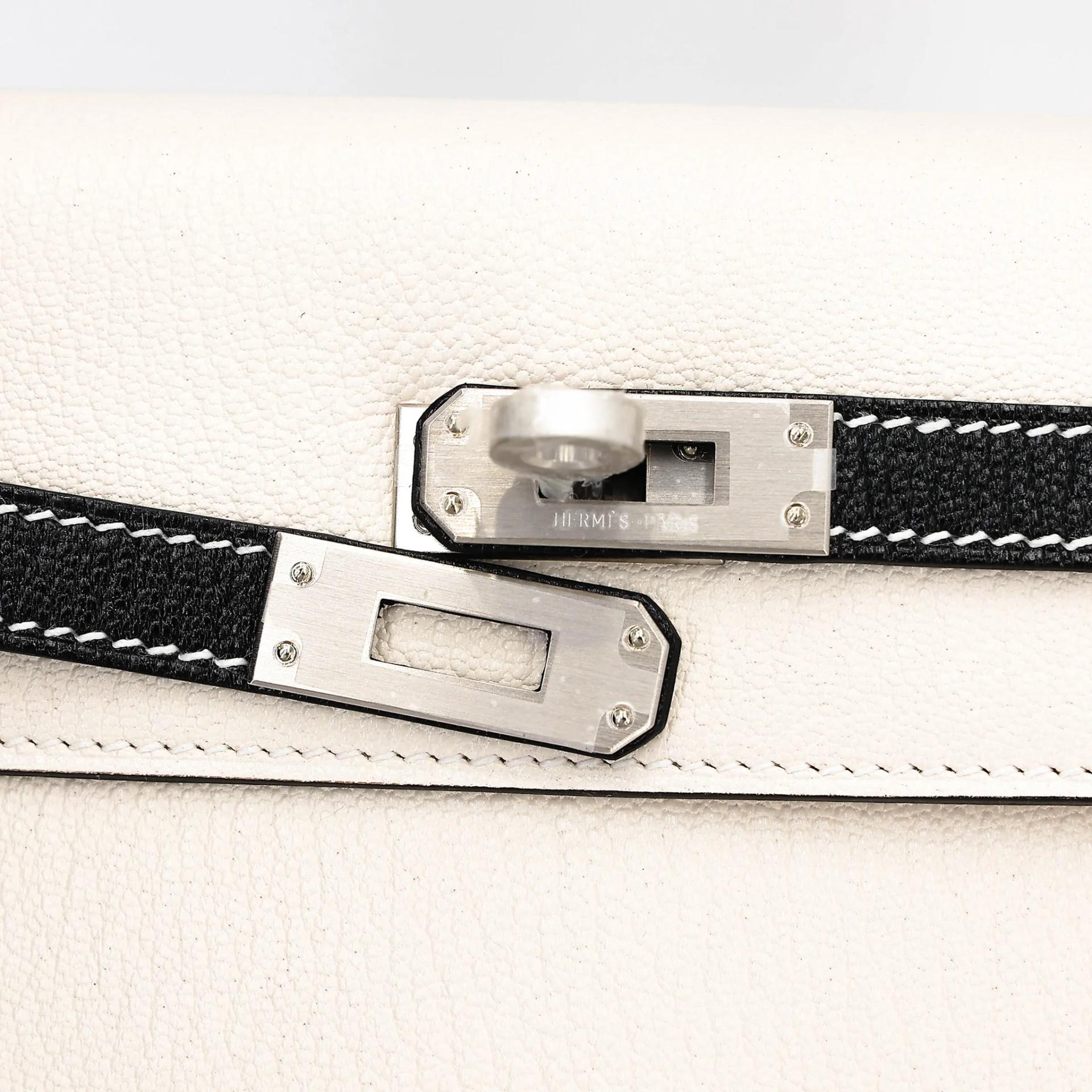 全新 HERMÈS 愛馬仕 馬蹄印定制 Kelly 25 外縫 HSS 89 黑色 Noir (Black) I2 奶油白 Nata Chevre山羊皮 拉絲銀扣 G刻 2026年 - 8