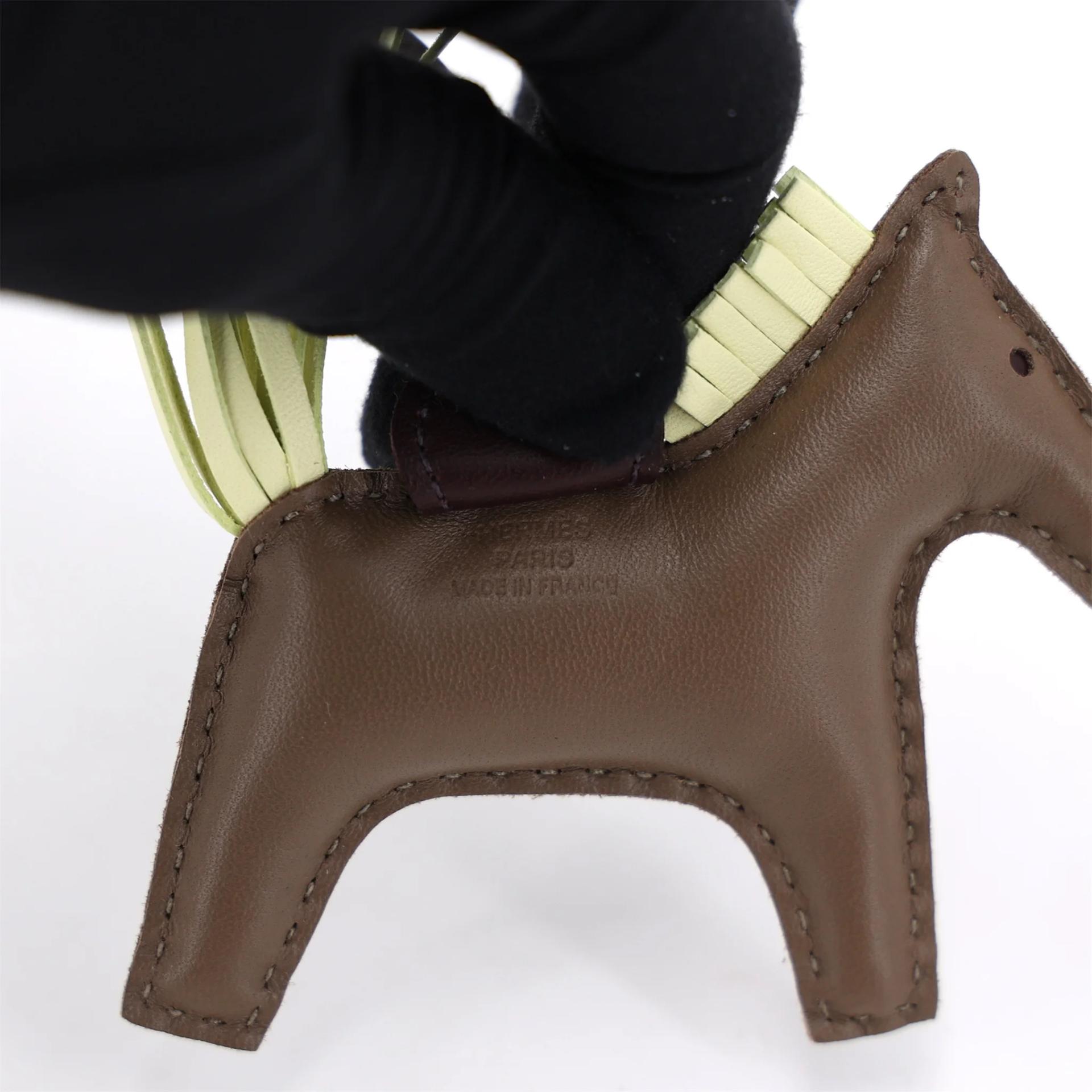 ランク NS 未使用品 HERMÈS エルメス ロデオPM エトゥープ (18) ジョーヌ・ミルトン(i8) ルージュセリエ (0G) アニョーミロ W刻印 (2024) - 4