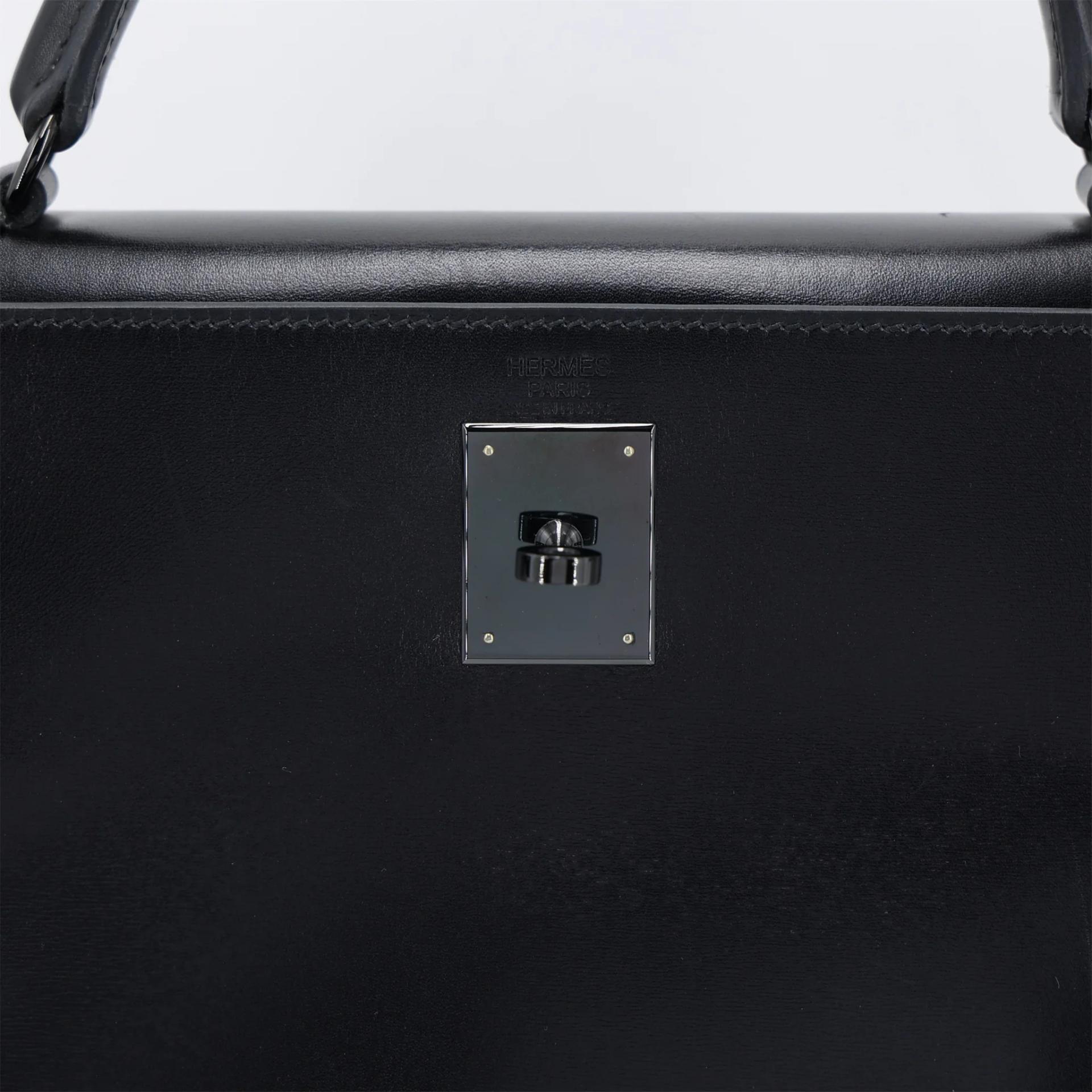 Very Good ( Rank A) HERMÈS Limited Edition Kelly 32 So Black Noir (89) Box-calf Black hardware Square N (2010) - 10