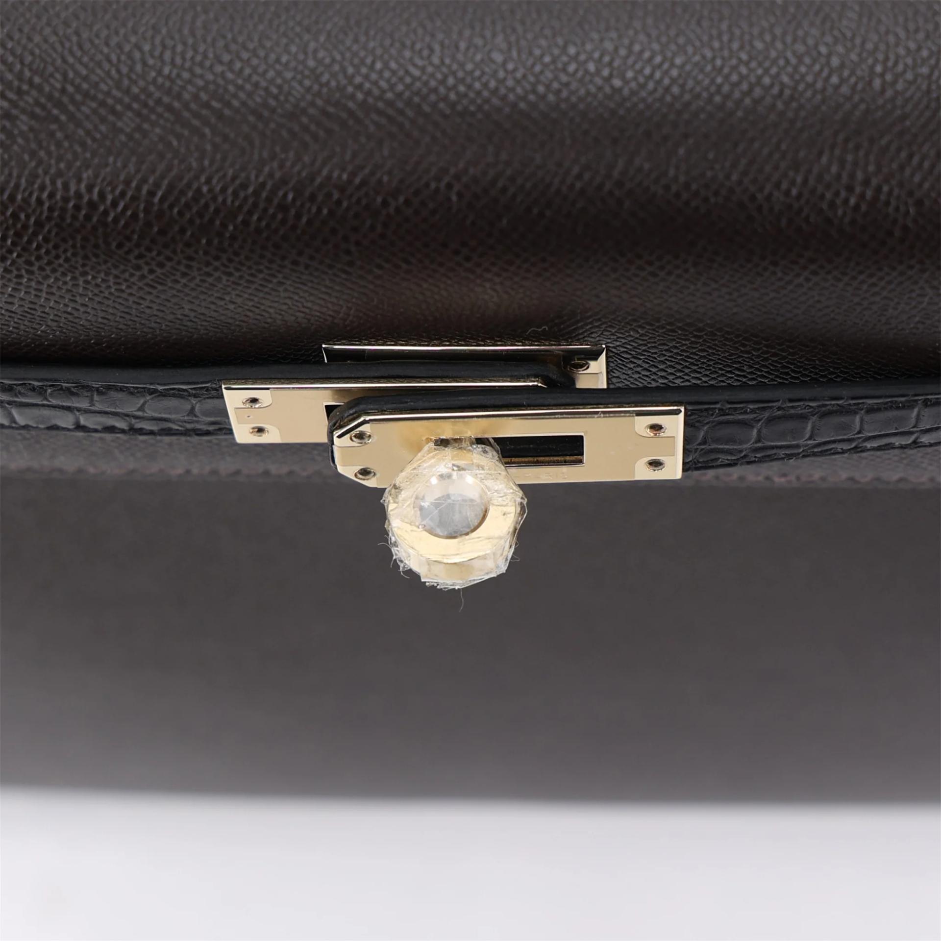 Brand New ( Rank N ) HERMÈS Kelly 25 Sellier Touch Bai Brun（T3） Noir (89) Matte Alligator Madame Permabrass hardware G (2026) - 9