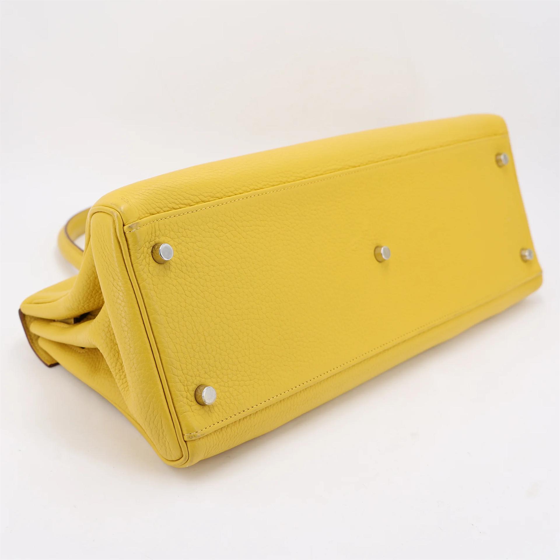 Very Good ( Rank A) HERMÈS Shoulder Kelly 42 Soleil (9H) Clemence Palladium hardware Square M (2009) - 8