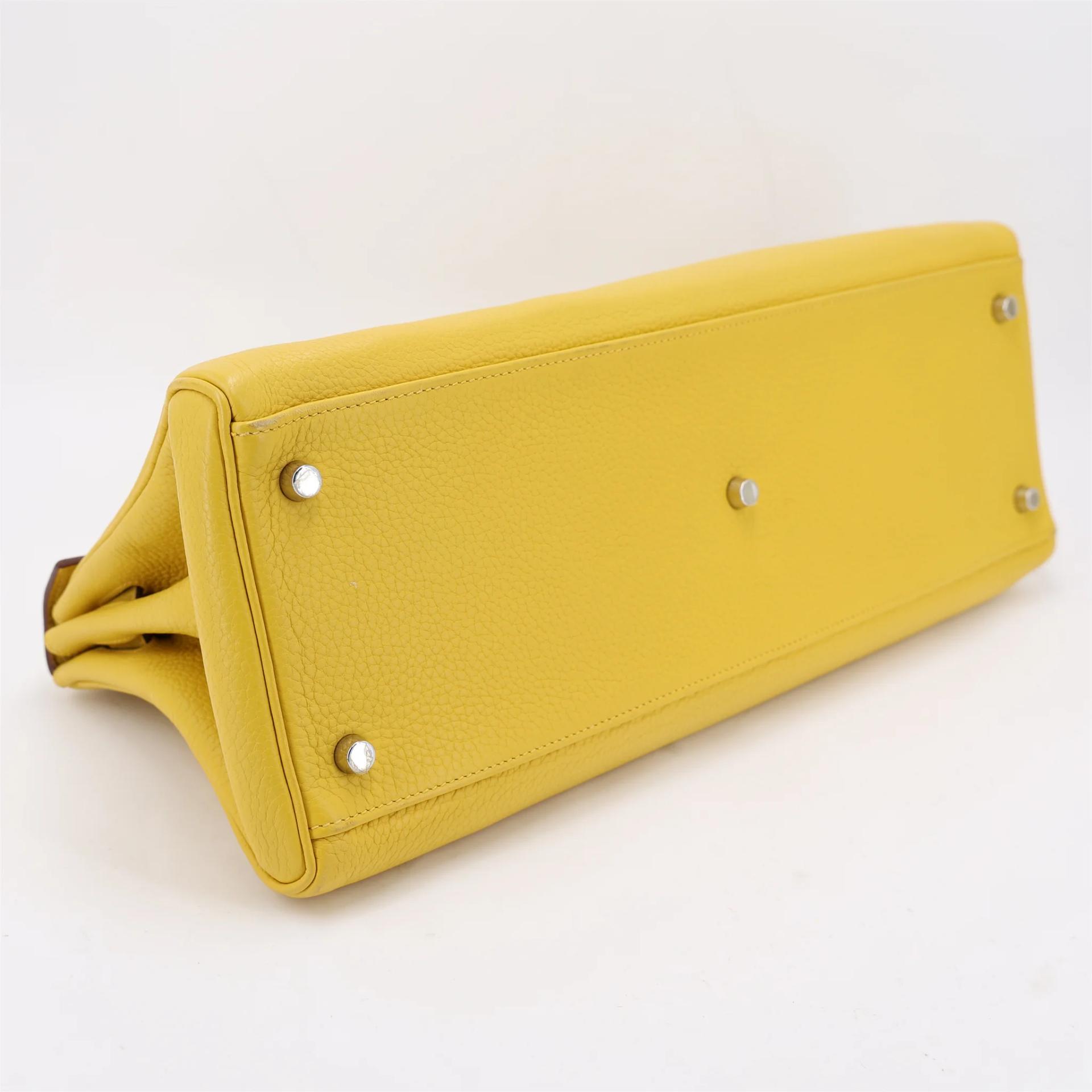 Very Good ( Rank A) HERMÈS Shoulder Kelly 42 Soleil (9H) Clemence Palladium hardware Square M (2009) - 6