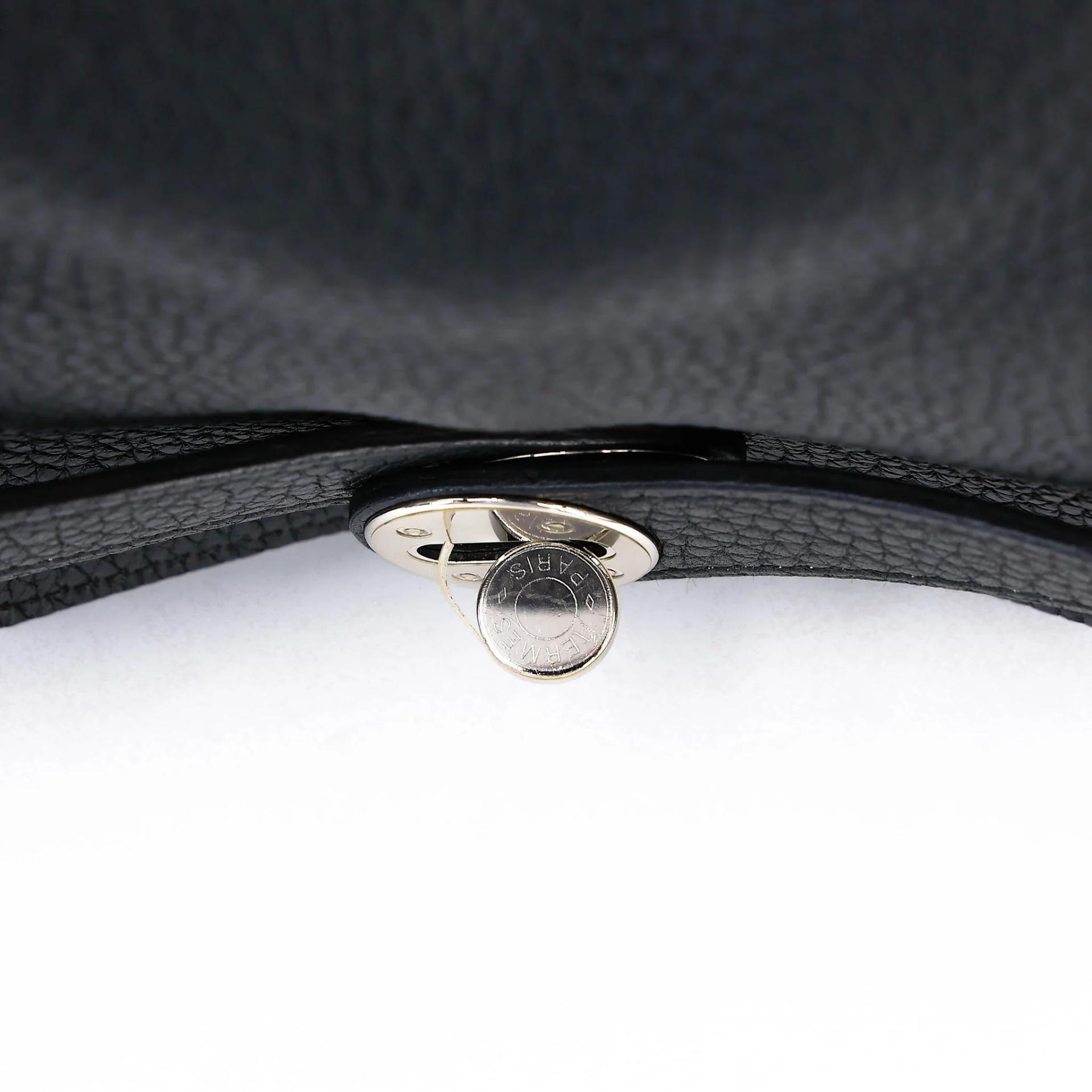 Very Good ( Rank A) HERMÈS Lindy 30 Noir (89) Clemence Palladium hardware C (2018) - 17