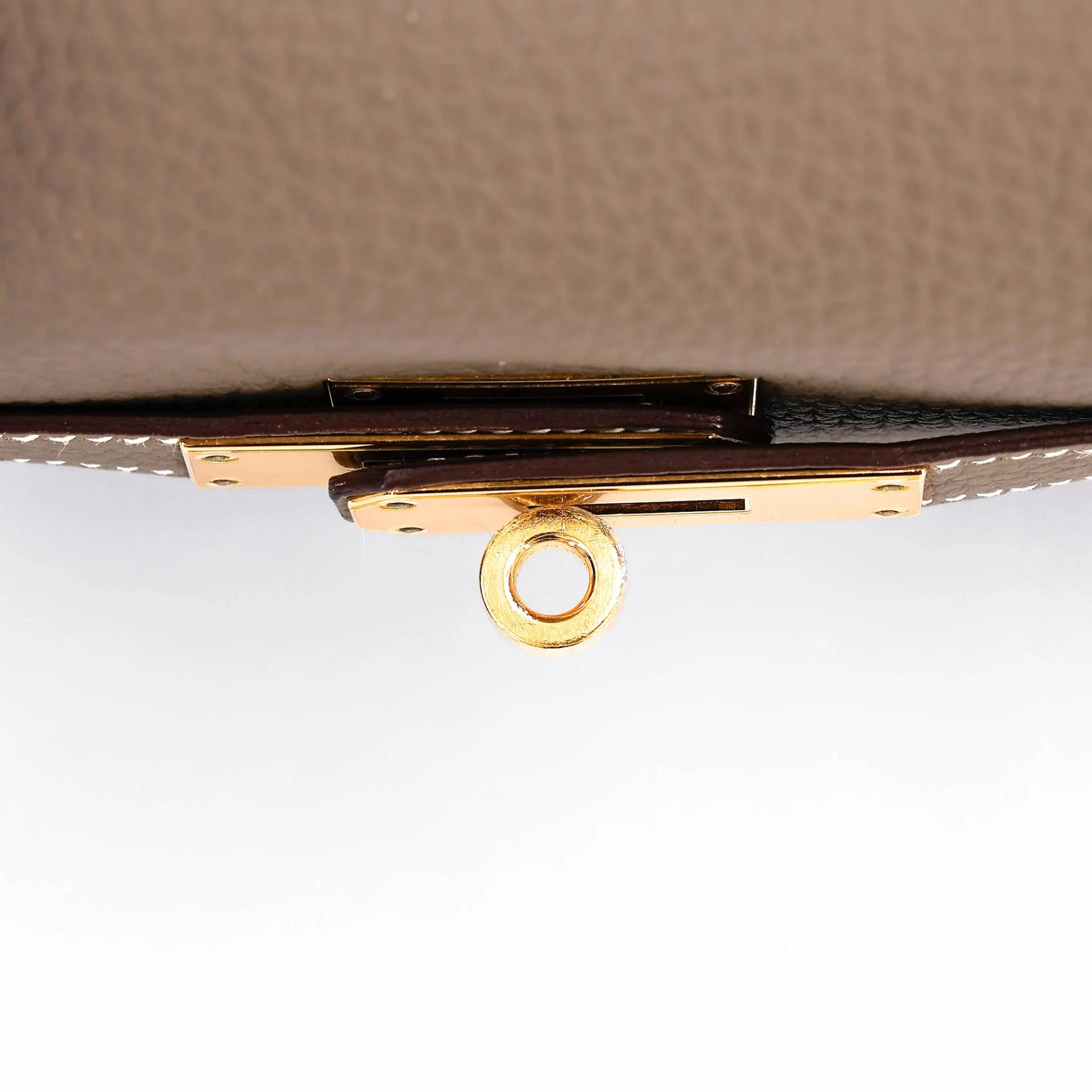 Very Good ( Rank A) HERMÈS Kelly 28 Etoupe (18) Togo Gold hardware T (2015) - 16