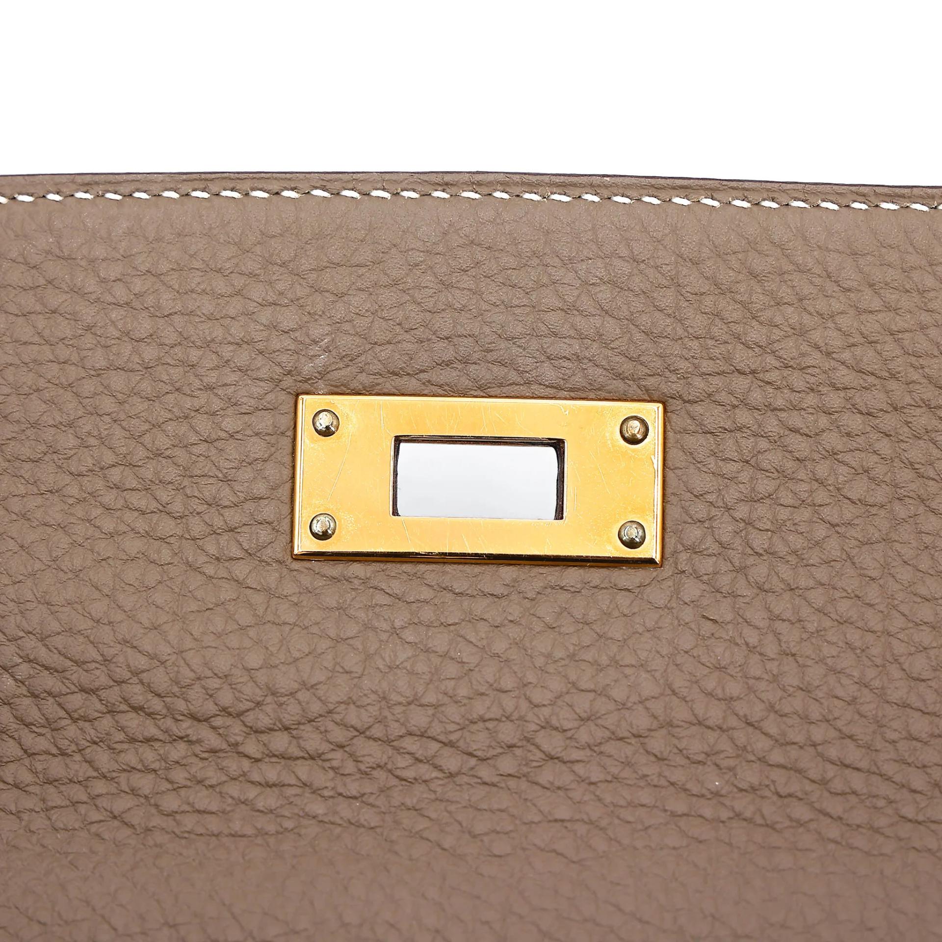 Very Good ( Rank A) HERMÈS Kelly 28 Etoupe (18) Togo Gold hardware T (2015) - 19