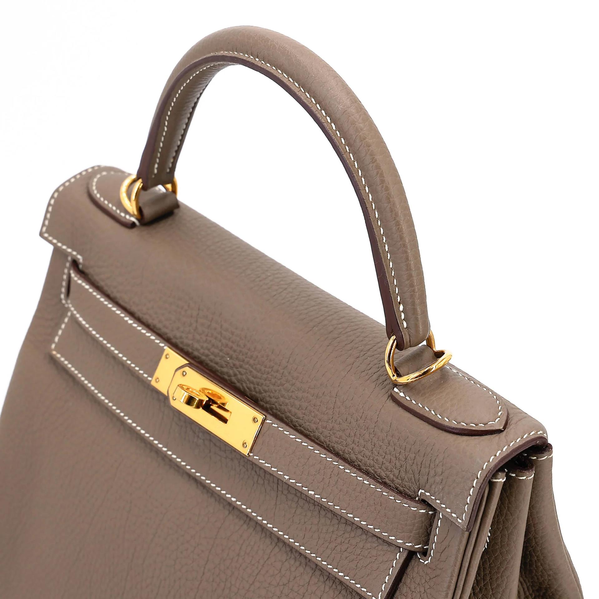 Very Good ( Rank A) HERMÈS Kelly 28 Etoupe (18) Togo Gold hardware T (2015) - 3