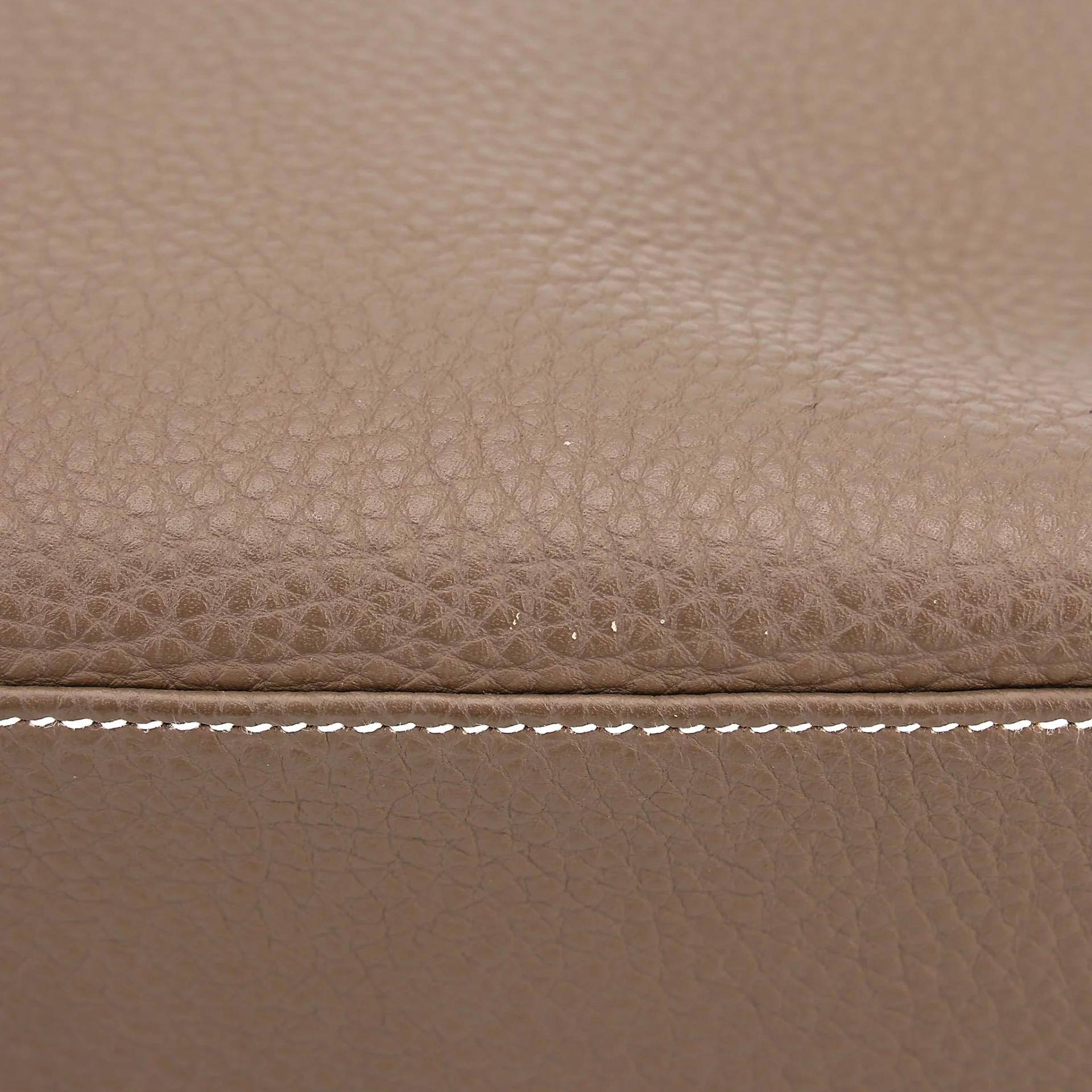 Very Good ( Rank A) HERMÈS Kelly 28 Etoupe (18) Togo Gold hardware T (2015) - 12