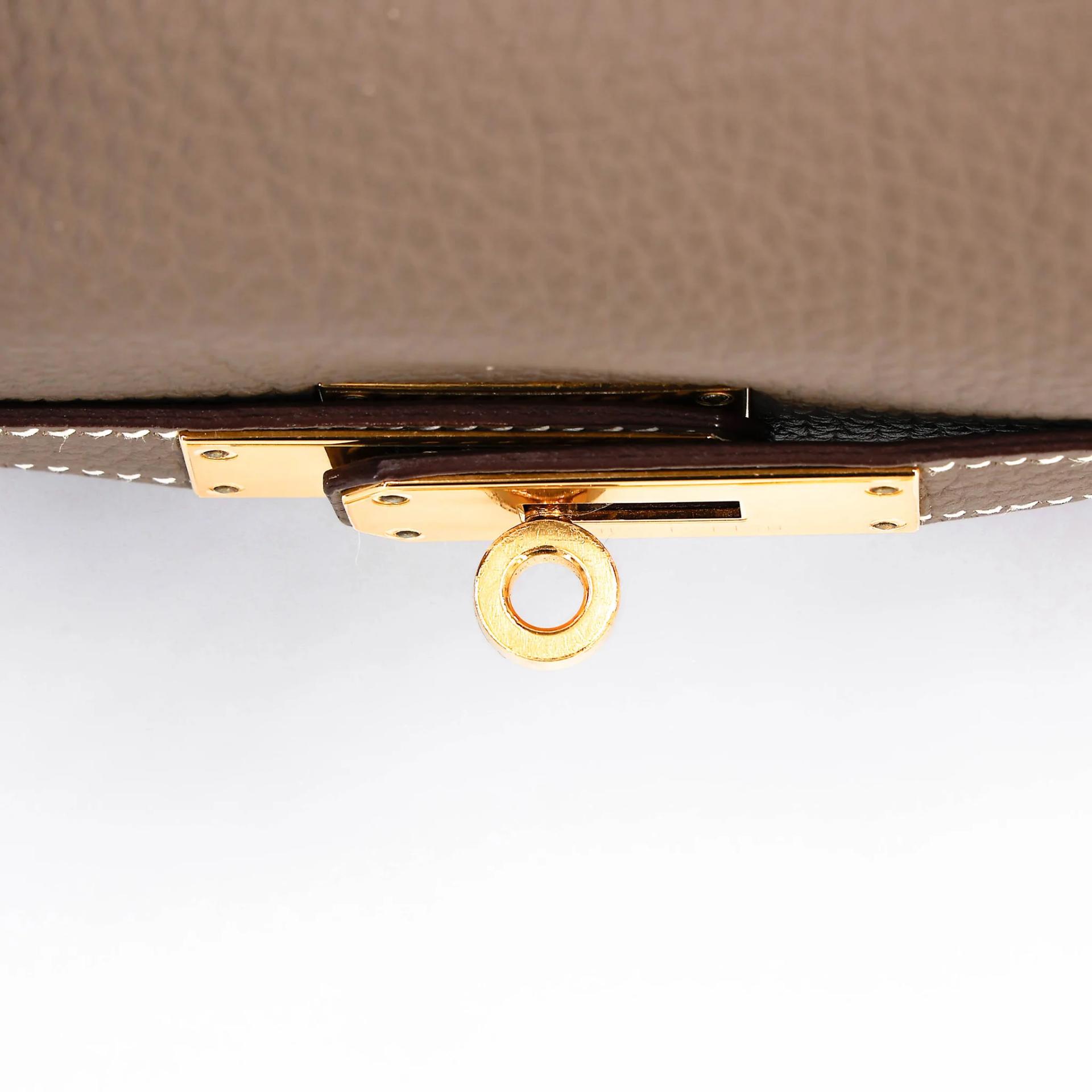 Very Good ( Rank A) HERMÈS Kelly 28 Etoupe (18) Togo Gold hardware T (2015) - 17