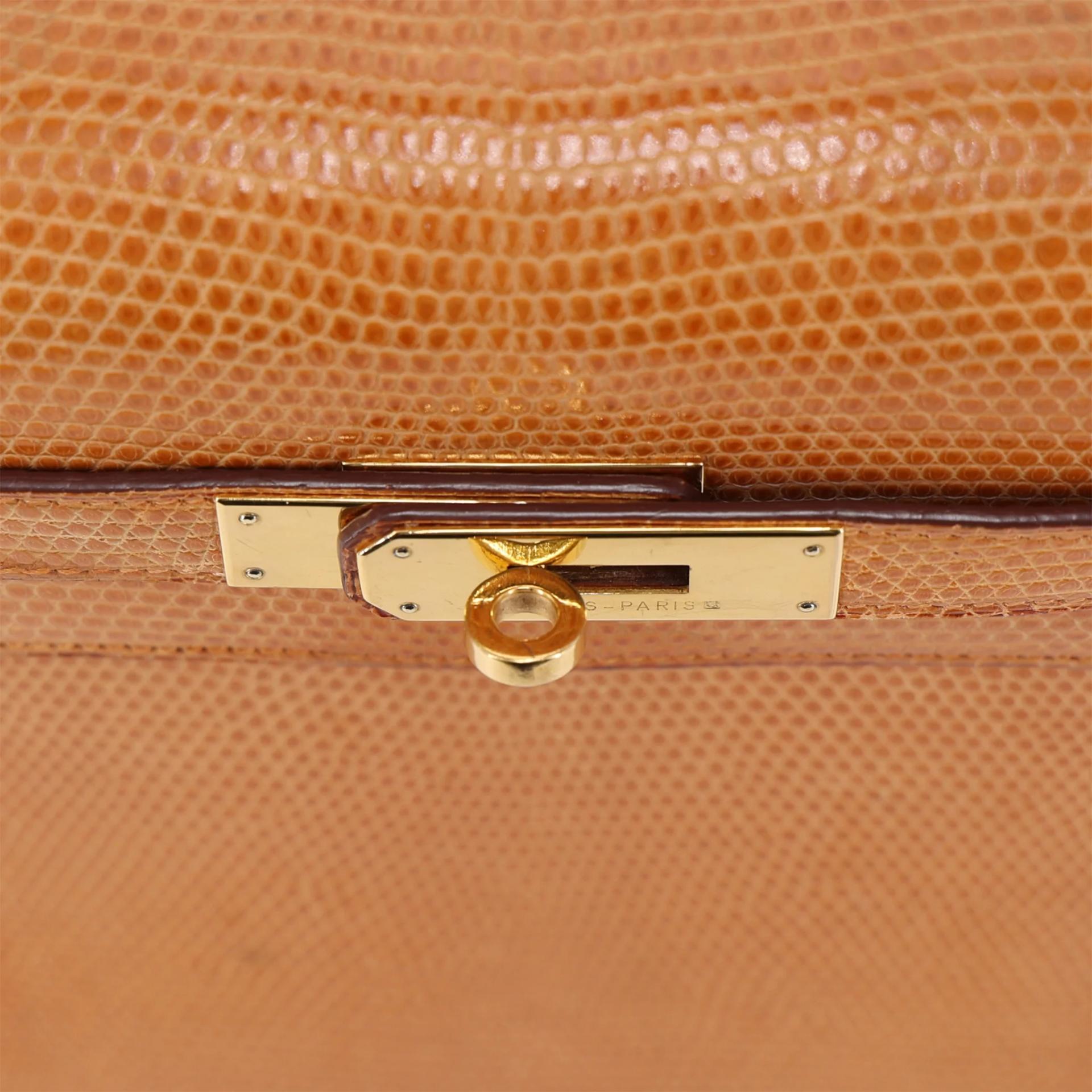 Good ( Rank AB) HERMÈS Kelly 32 Sellier Natural (27) Lizard Gold hardware Circle X (1994) - 11