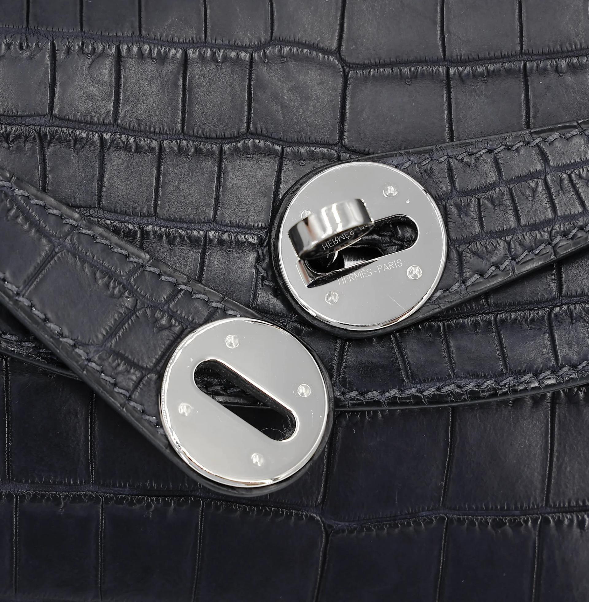 Very Good ( Rank A) HERMÈS Lindy 26 Bleu Indigo (76) Matte Niloticus Crocodile Palladium hardware X (2016) - 17