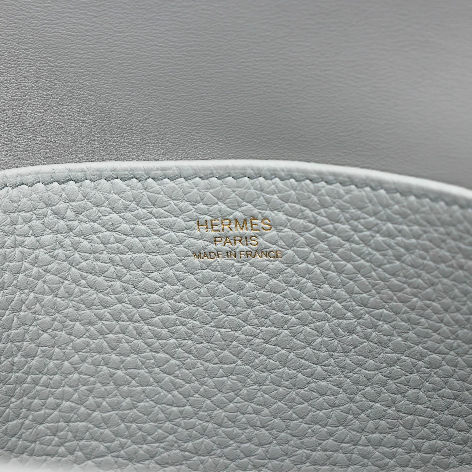 Very Good ( Rank A) HERMÈS Halzan 25 Bleu Pale (08) Clemence Gold hardware B (2023) - 11