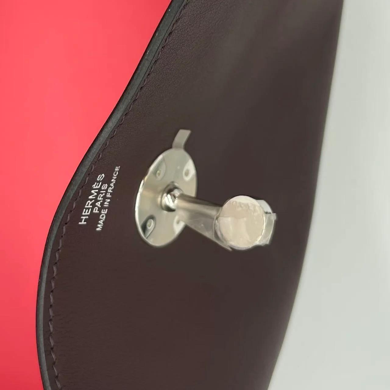 Very Good ( Rank A) HERMÈS Lindy 26 Verso Rouge Sellier (0G) Rose Azalee (8W) Swift Palladium hardware U (2022) - 22