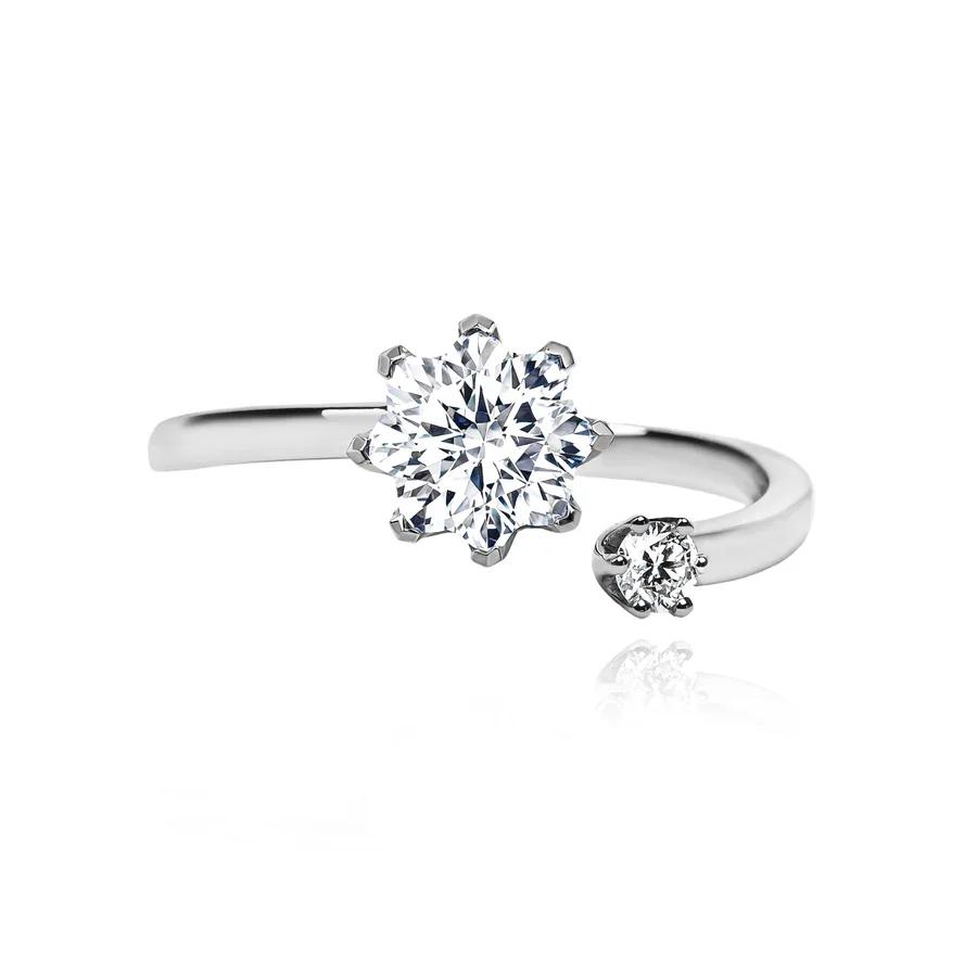 The MIRA 18K Lab-Grown Diamond Ring