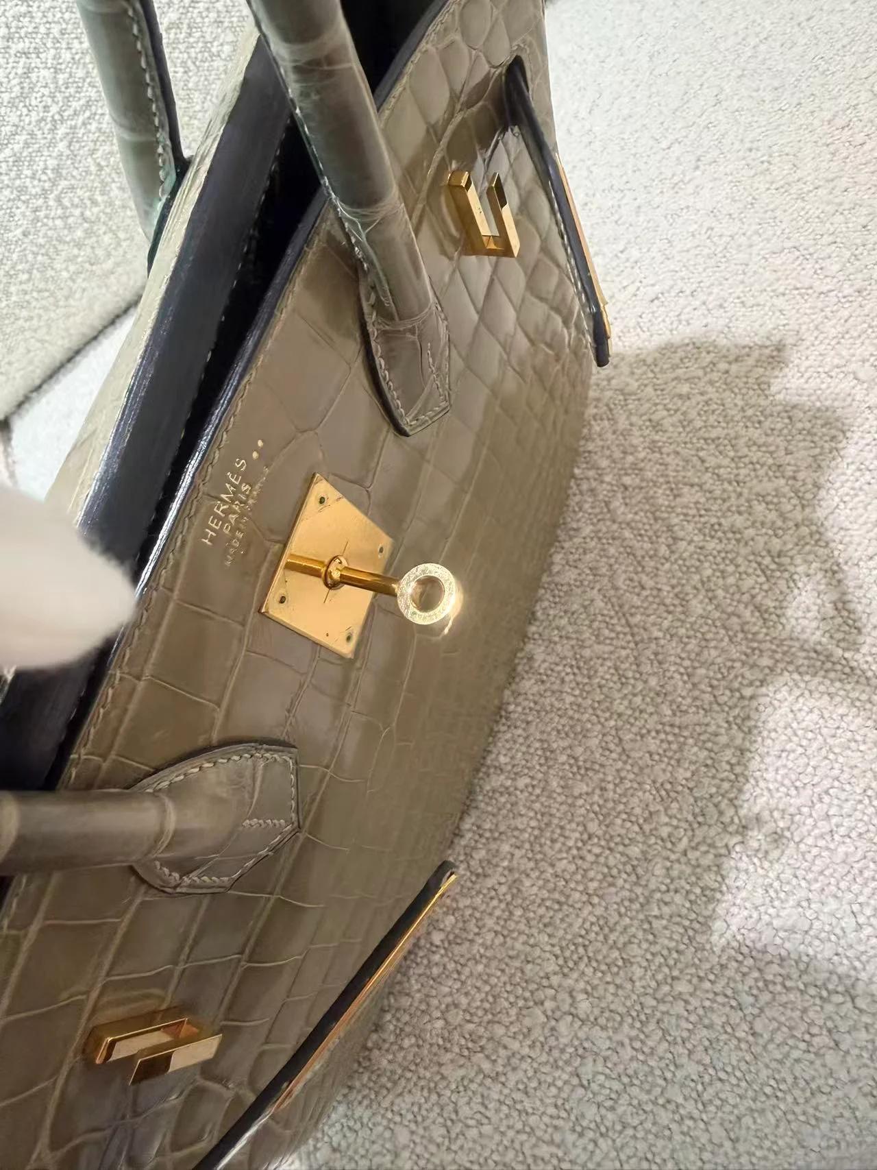 Very Good ( Rank A) HERMÈS Birkin 30 Gris Tourterelle (81) Shiny Niloticus Crocodile Gold hardware X (2016) - 15