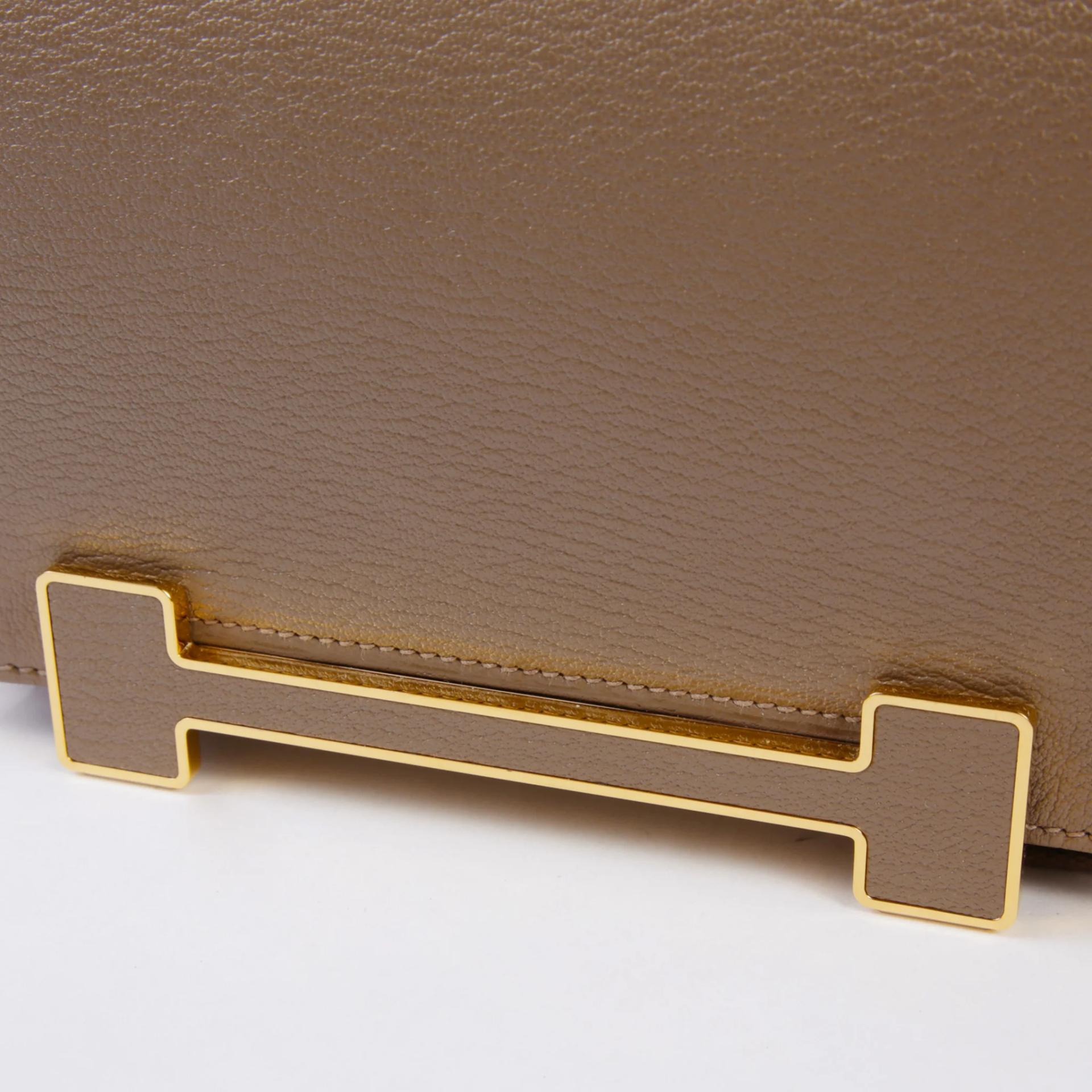 Very Good ( Rank A) HERMÈS Geta Etoupe (18) Chevre Gold hardware B (2023) - 8