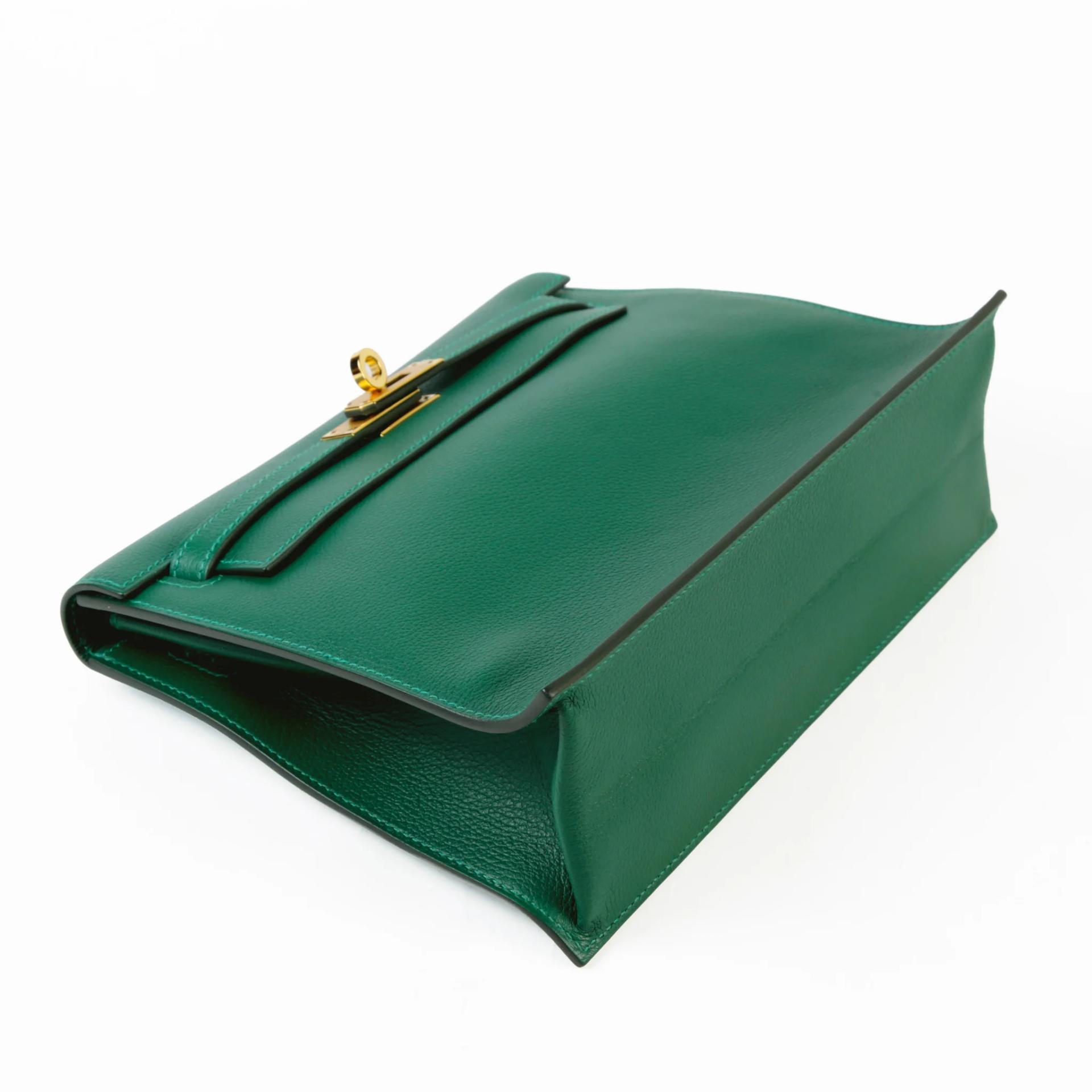 Very Good ( Rank A) HERMÈS Kelly Danse Vert Moyen (65) Evercolor Gold hardware W (2024) - 3