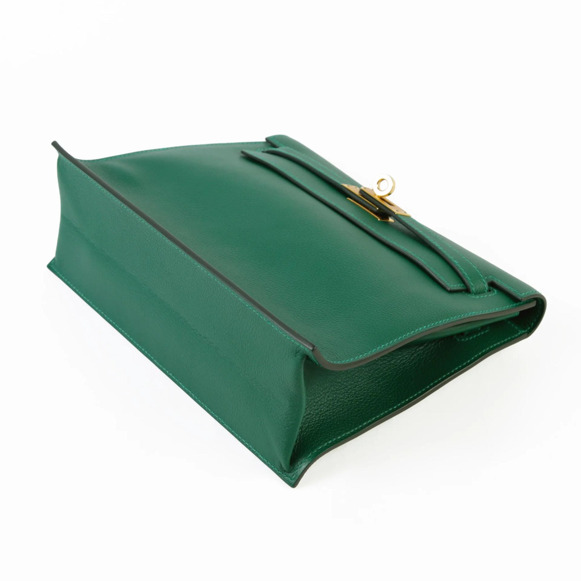 Very Good ( Rank A) HERMÈS Kelly Danse Vert Moyen (65) Evercolor Gold hardware W (2024) - 4