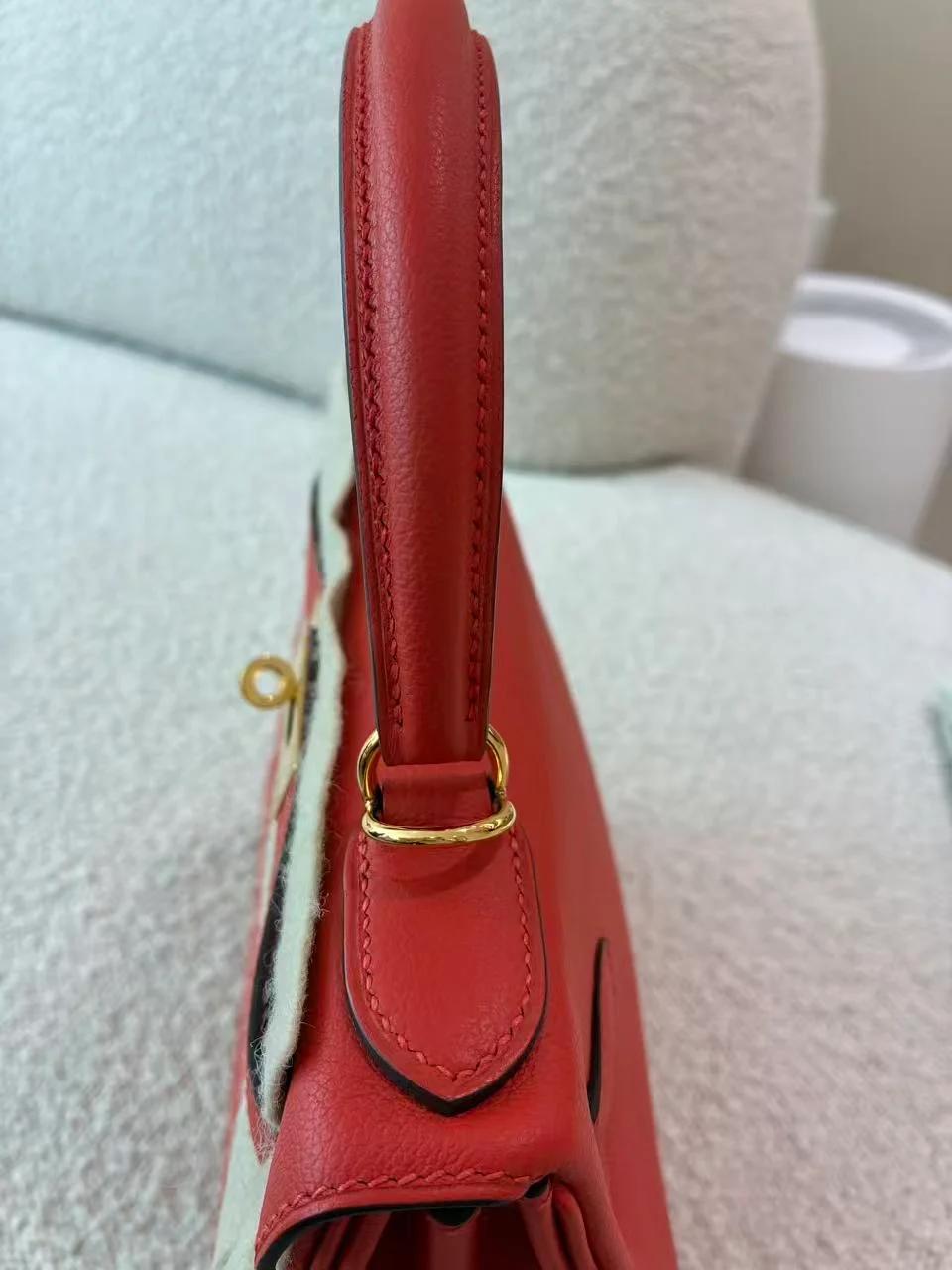 Very Good ( Rank A) HERMÈS Kelly 28 Verso Rouge H (55) Capucine (9T) Evercolor Gold hardware C (2018) - 12