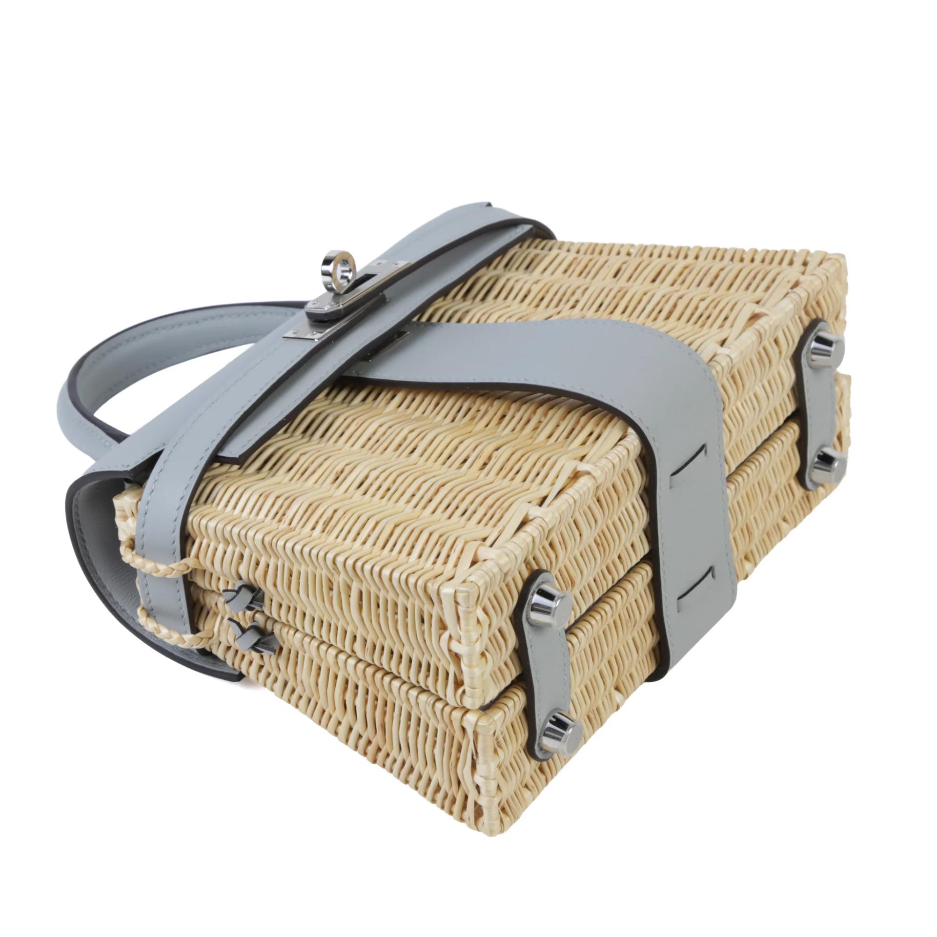 全新 HERMÈS 愛馬仕 限量收藏款 Kelly Picnic Mini 8U 冰川藍 Bleu Glacier 柳條 Swift牛皮 銀扣 K刻 2025年 - 4