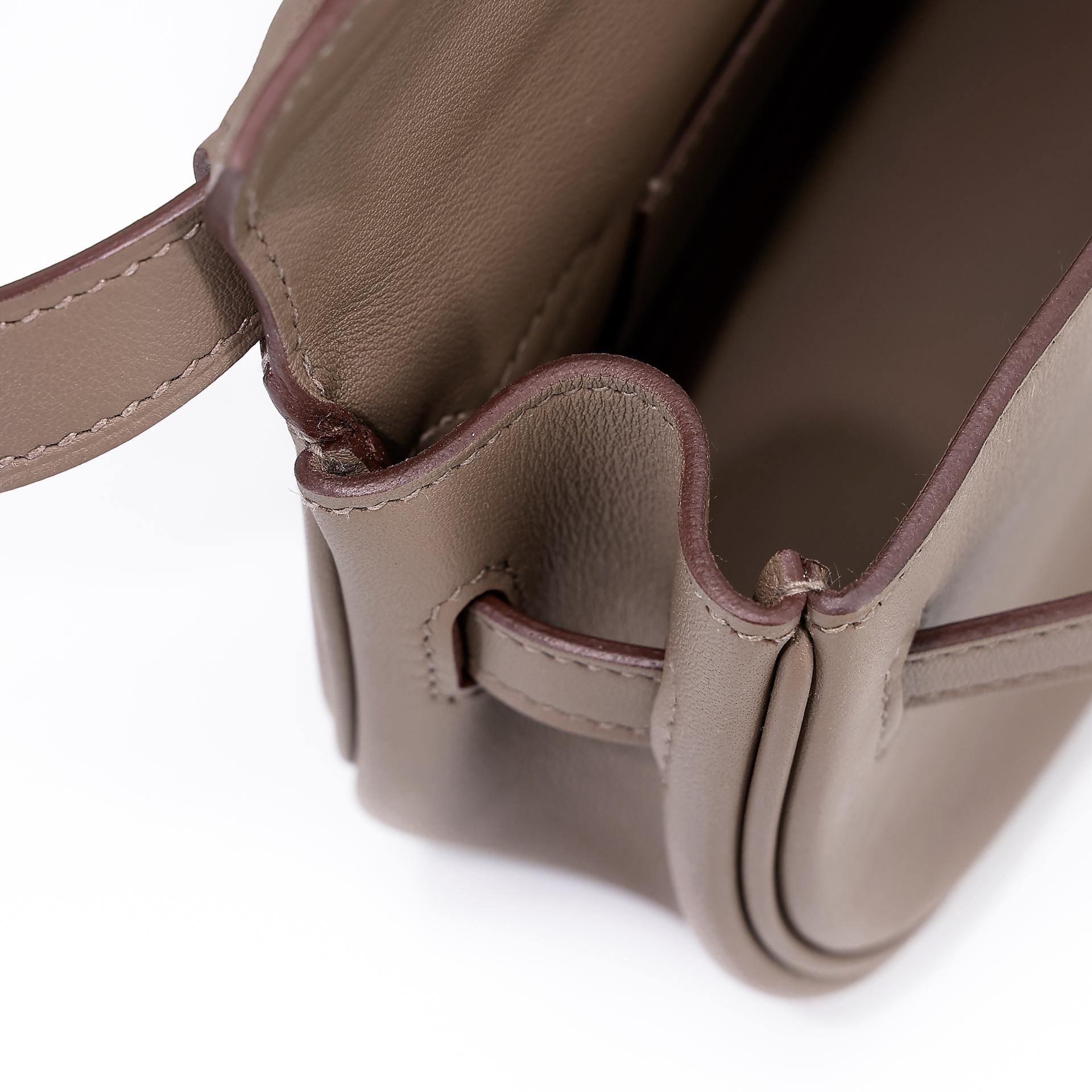 Very Good ( Rank A) HERMÈS Kelly Moove Etoupe (18) Swift Gold hardware B (2023) - 22