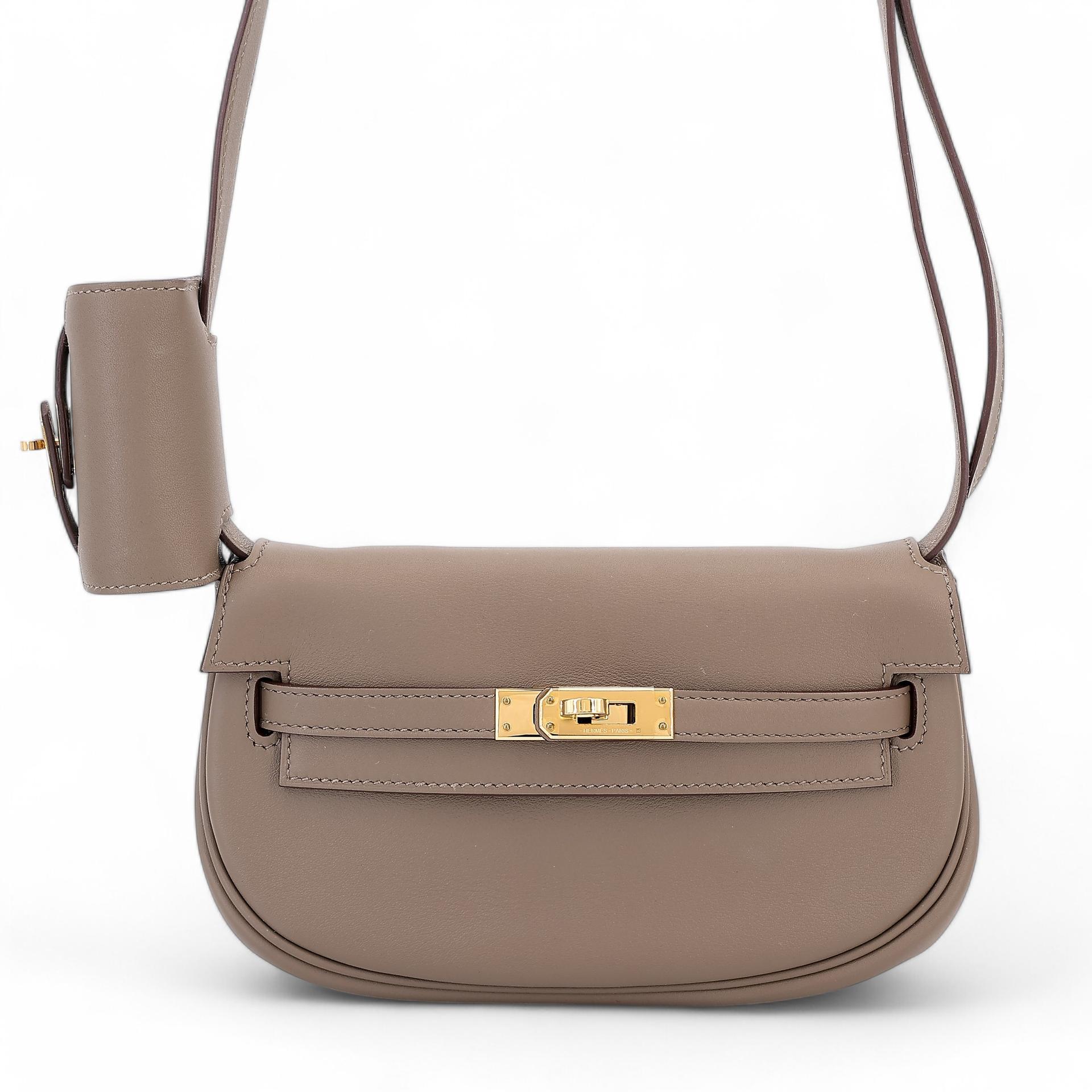 Very Good ( Rank A) HERMÈS Kelly Moove Etoupe (18) Swift Gold hardware B (2023) - 1