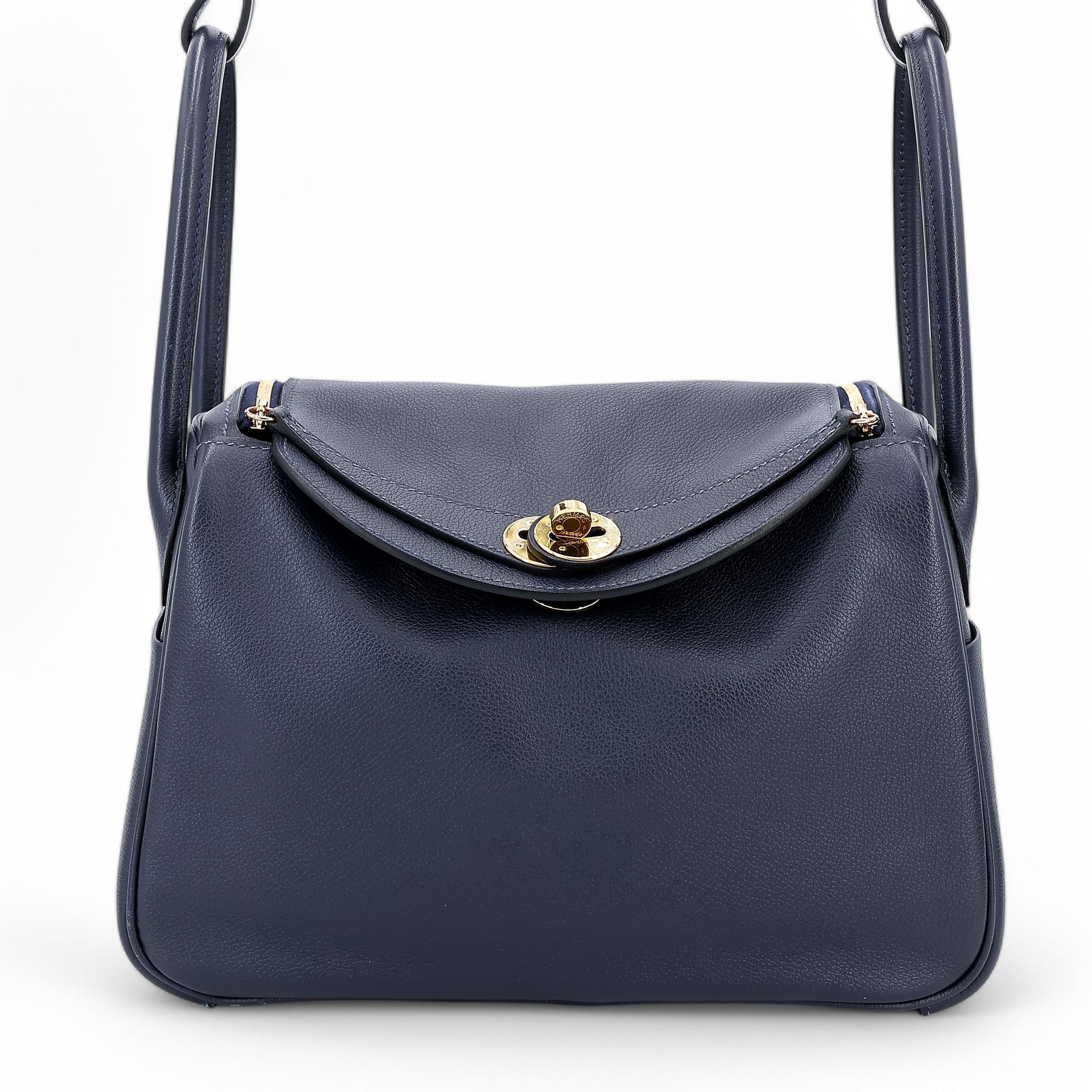 Very Good ( Rank A) HERMÈS Lindy 26 Bleu Nuit (2Z) Evercolor Gold hardware U (2022) - 1