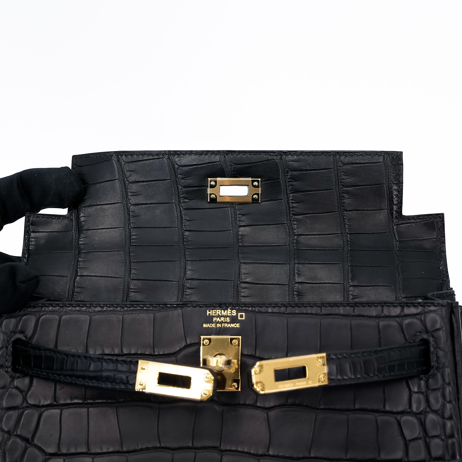 Unused ( Rank NS ) HERMÈS Kelly 25 Black (89) Matte Alligator Gold hardware Y (2020) - 14