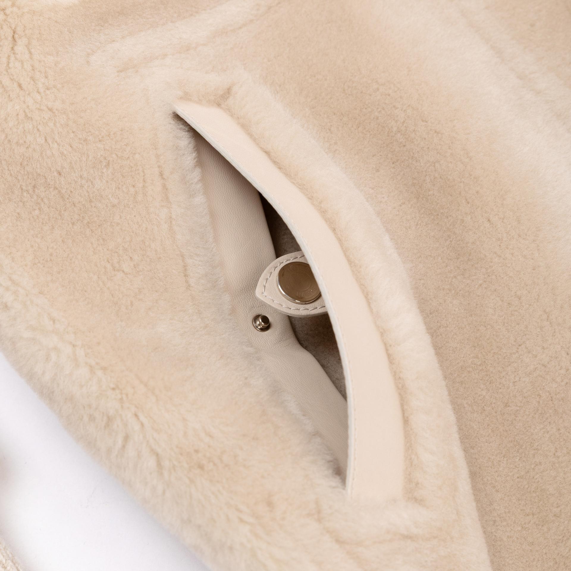 Excellent ( Rank SA ) HERMÈS Reversible Lambskin Shearling Coat Beige - 4