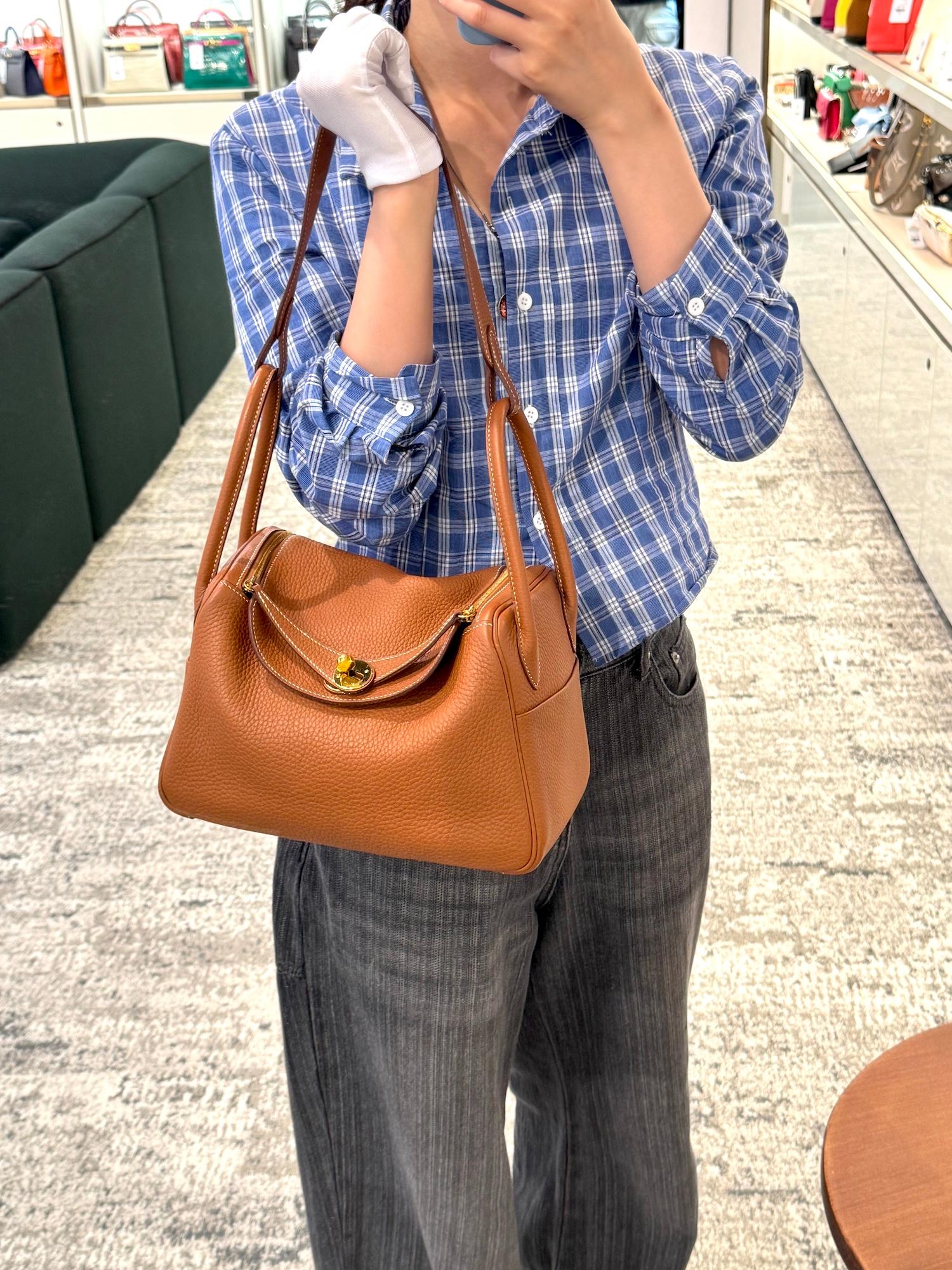 Very Good ( Rank A) HERMÈS Lindy 26 Gold (37) Clemence Gold hardware Y (2020) - 3
