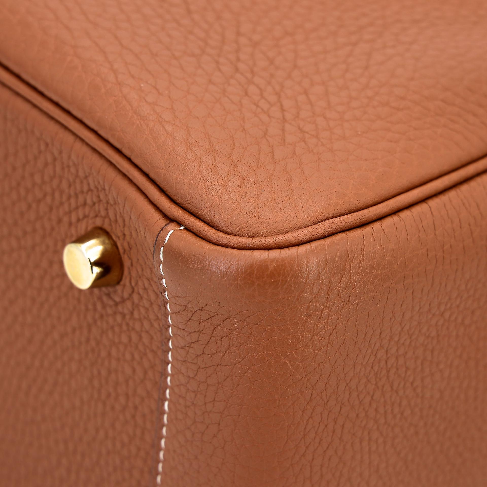 Very Good ( Rank A) HERMÈS Lindy 26 Gold (37) Clemence Gold hardware Y (2020) - 13