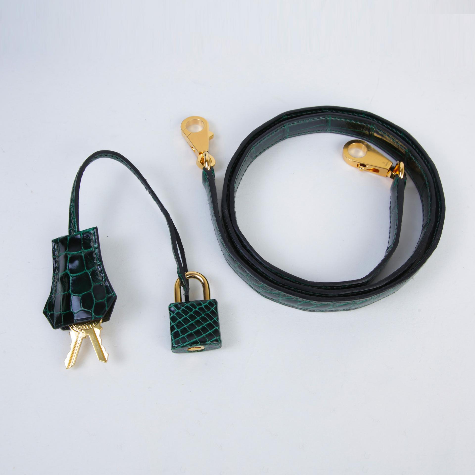 Unused ( Rank NS ) HERMÈS Kelly 25 Sellier Vert Fonce (67) Shiny Alligator Gold hardware U (2022) - 14