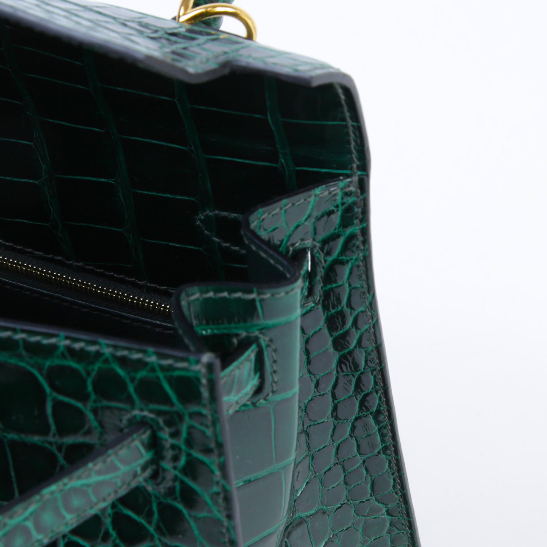 Unused ( Rank NS ) HERMÈS Kelly 25 Sellier Vert Fonce (67) Shiny Alligator Gold hardware U (2022) - 11