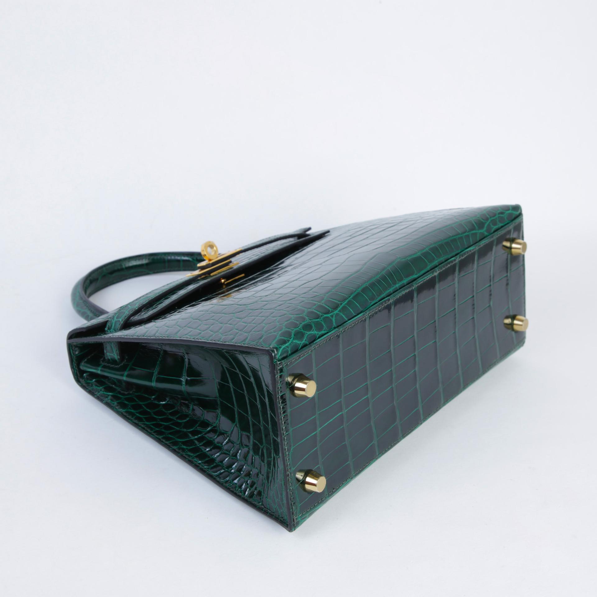 Unused ( Rank NS ) HERMÈS Kelly 25 Sellier Vert Fonce (67) Shiny Alligator Gold hardware U (2022) - 4