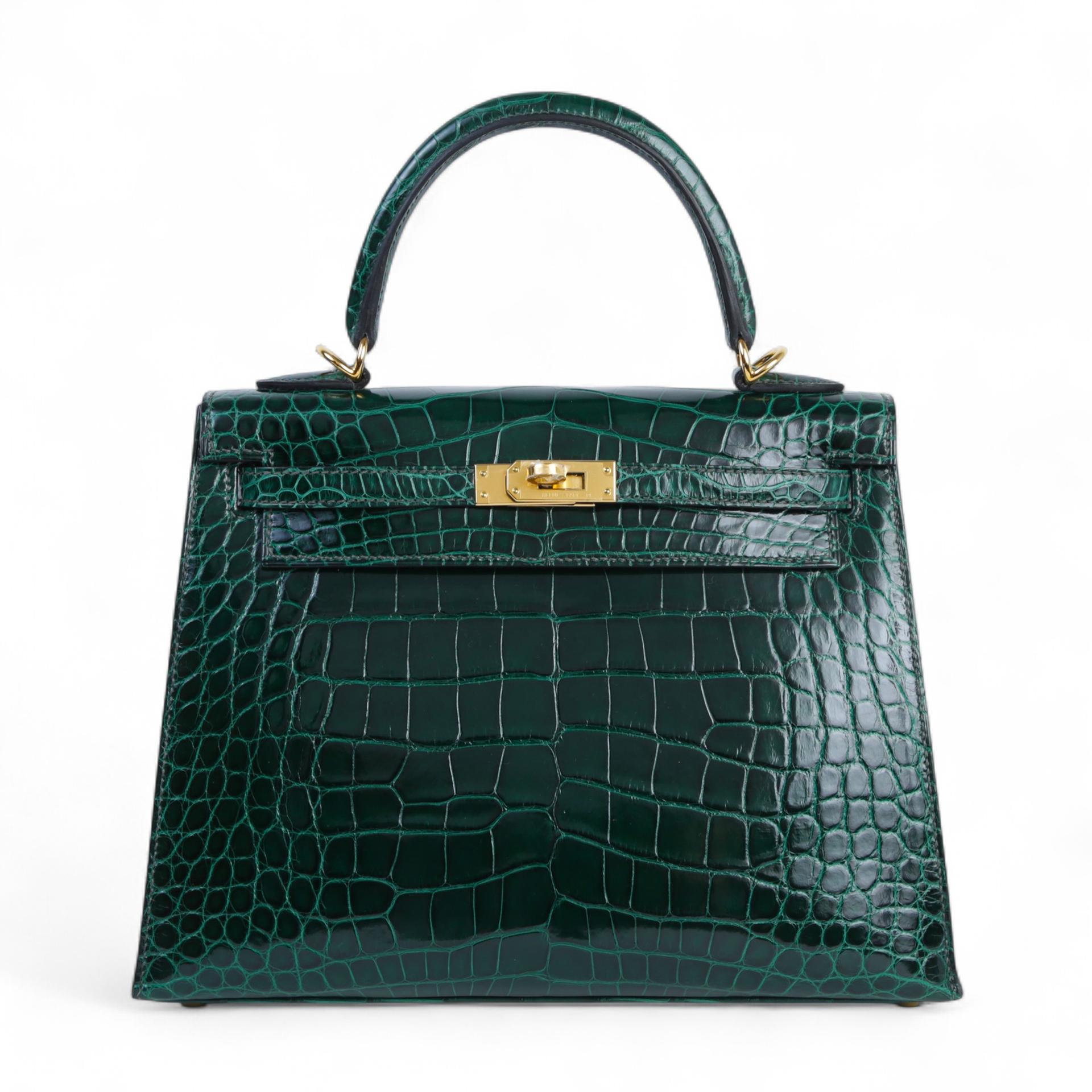 Unused ( Rank NS ) HERMÈS Kelly 25 Sellier Vert Fonce (67) Shiny Alligator Gold hardware U (2022) - 1