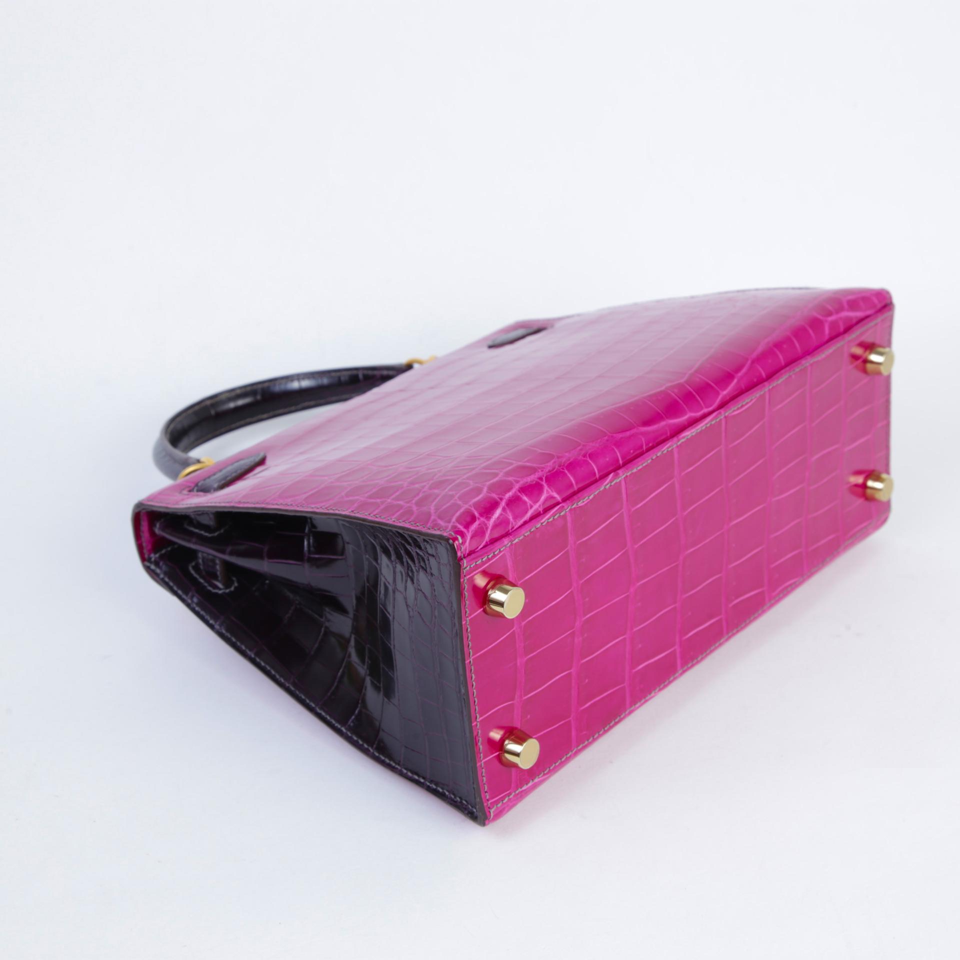 Very Good ( Rank A) HERMÈS Special Order Kelly 25 Sellier Rose Scheherazade (J5) Aubergine (3V) Shiny Niloticus Crocodile Brushed Gold hardware C (2018) - 6