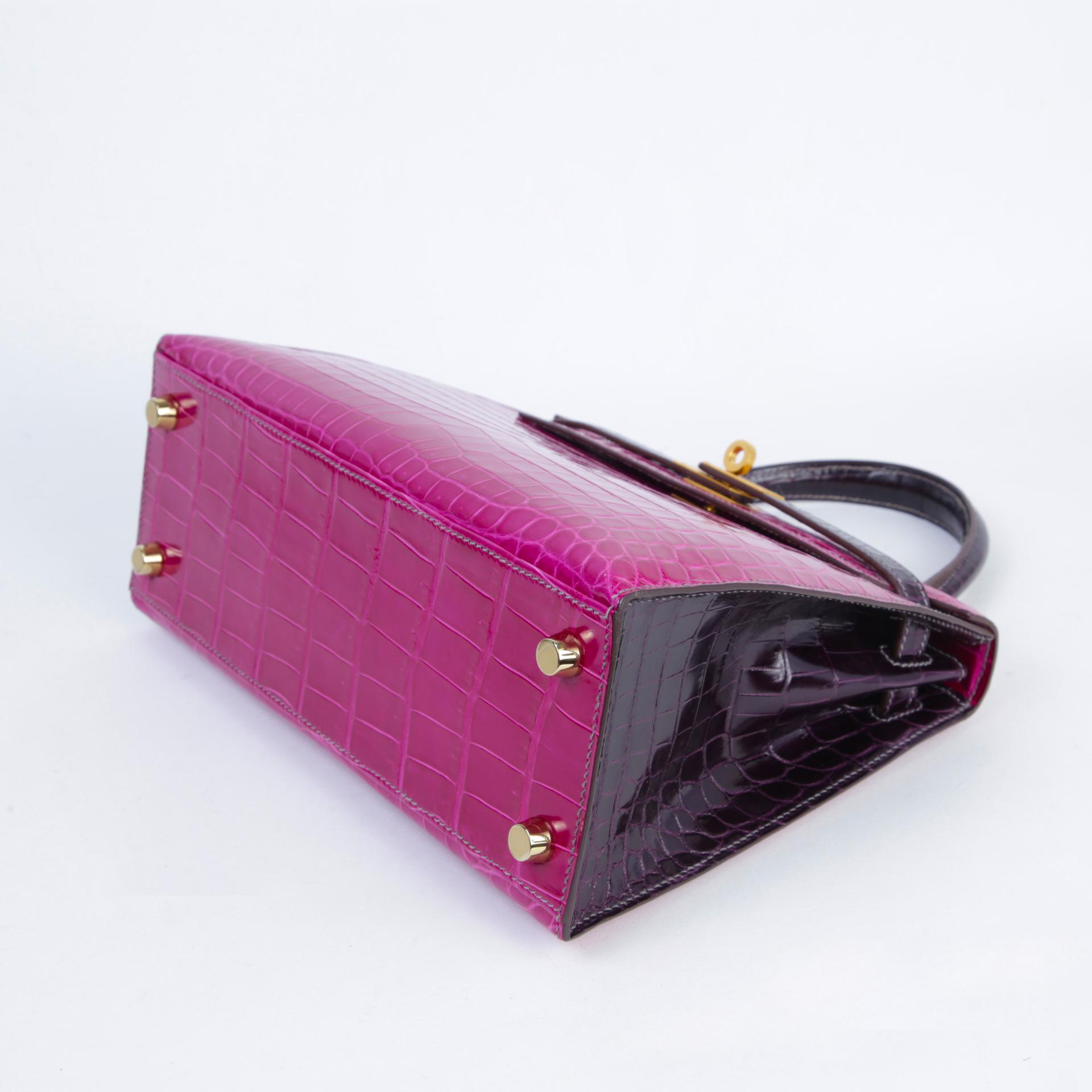 Very Good ( Rank A) HERMÈS Special Order Kelly 25 Sellier Rose Scheherazade (J5) Aubergine (3V) Shiny Niloticus Crocodile Brushed Gold hardware C (2018) - 5