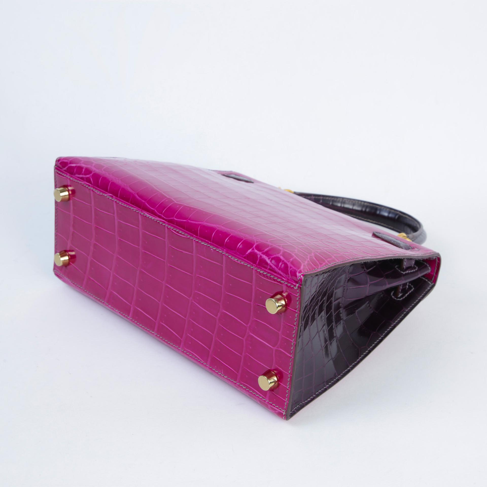Very Good ( Rank A) HERMÈS Special Order Kelly 25 Sellier Rose Scheherazade (J5) Aubergine (3V) Shiny Niloticus Crocodile Brushed Gold hardware C (2018) - 7