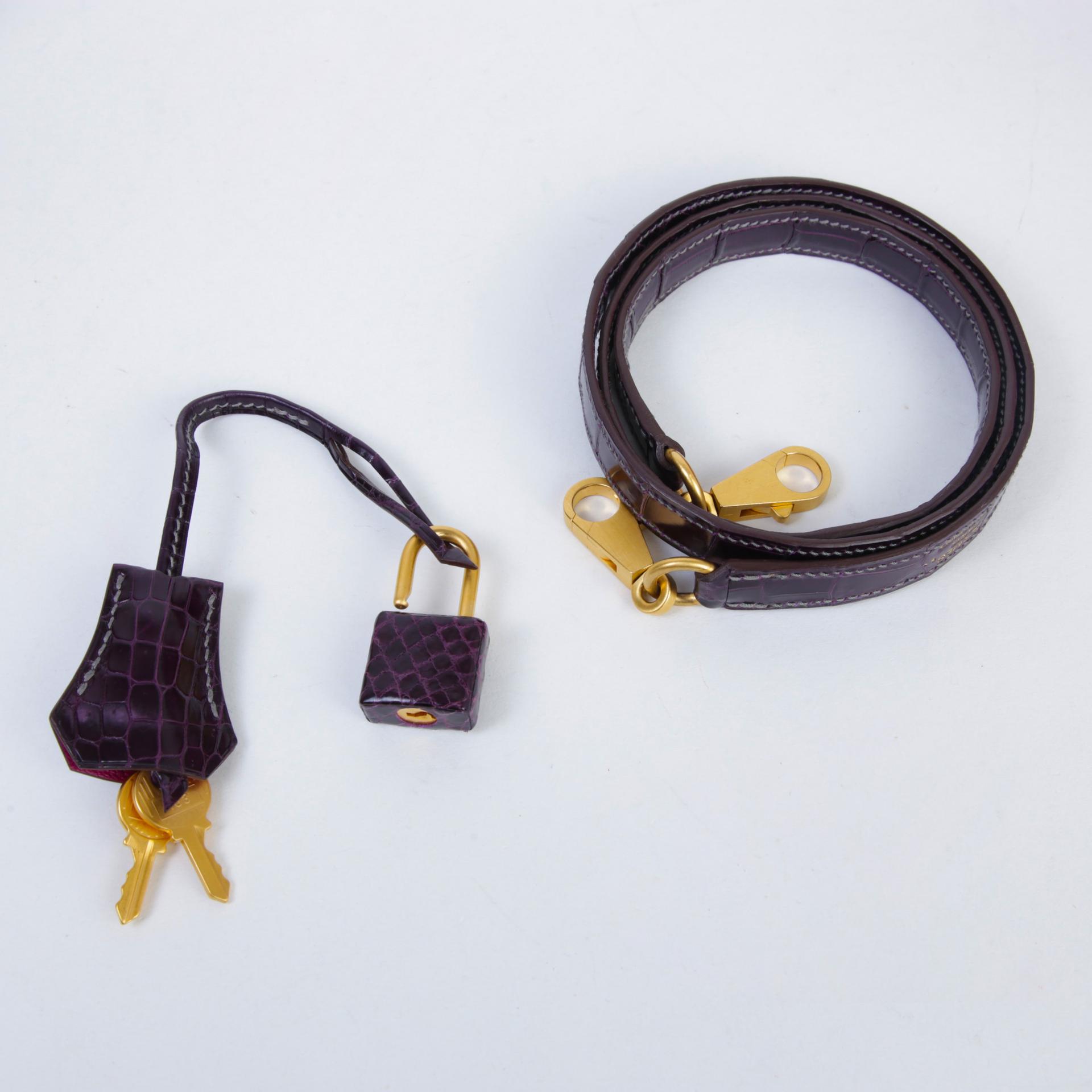 Very Good ( Rank A) HERMÈS Special Order Kelly 25 Sellier Rose Scheherazade (J5) Aubergine (3V) Shiny Niloticus Crocodile Brushed Gold hardware C (2018) - 14